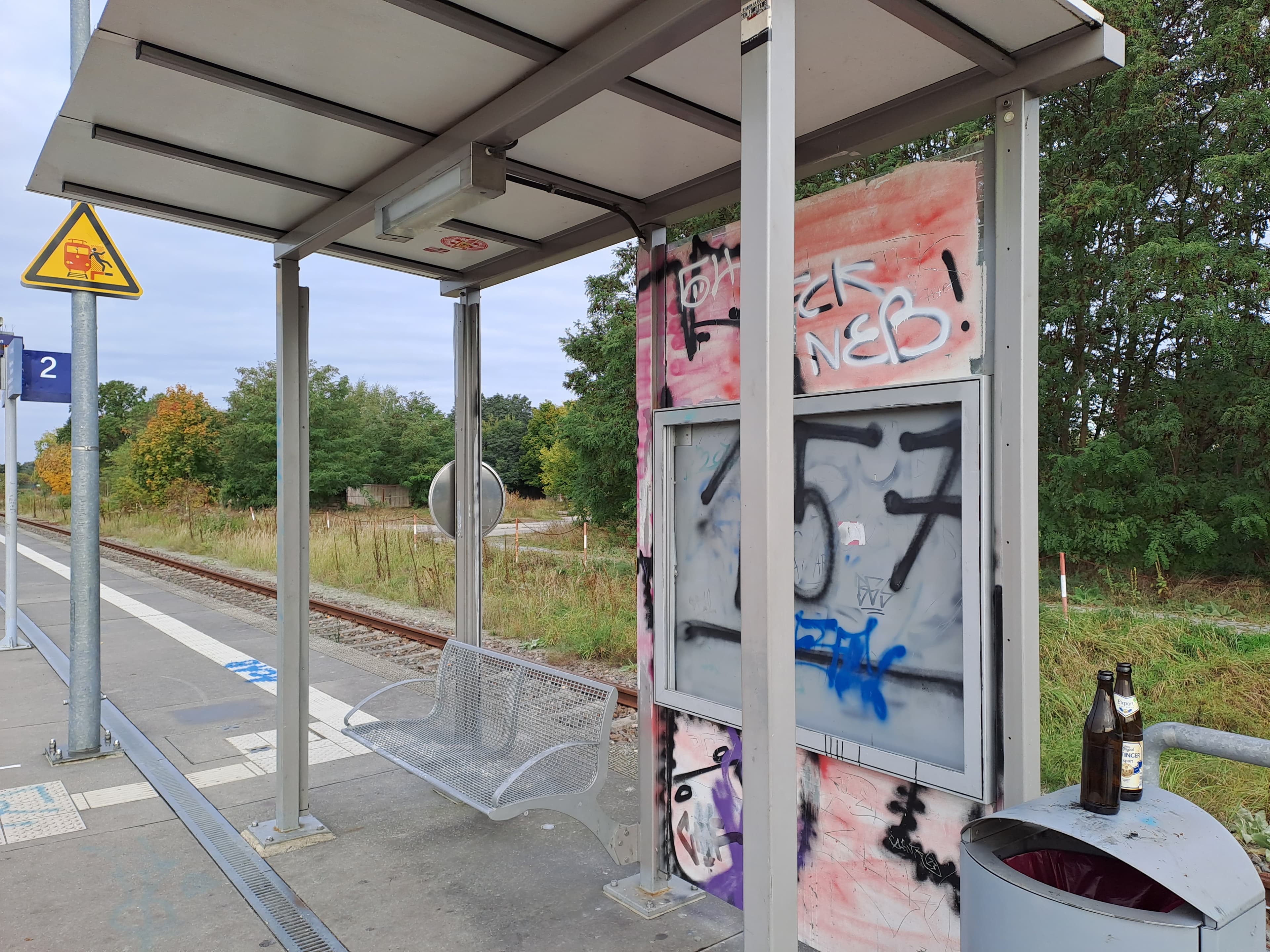 Der Wetterschutz auf dem Bahnsteig.