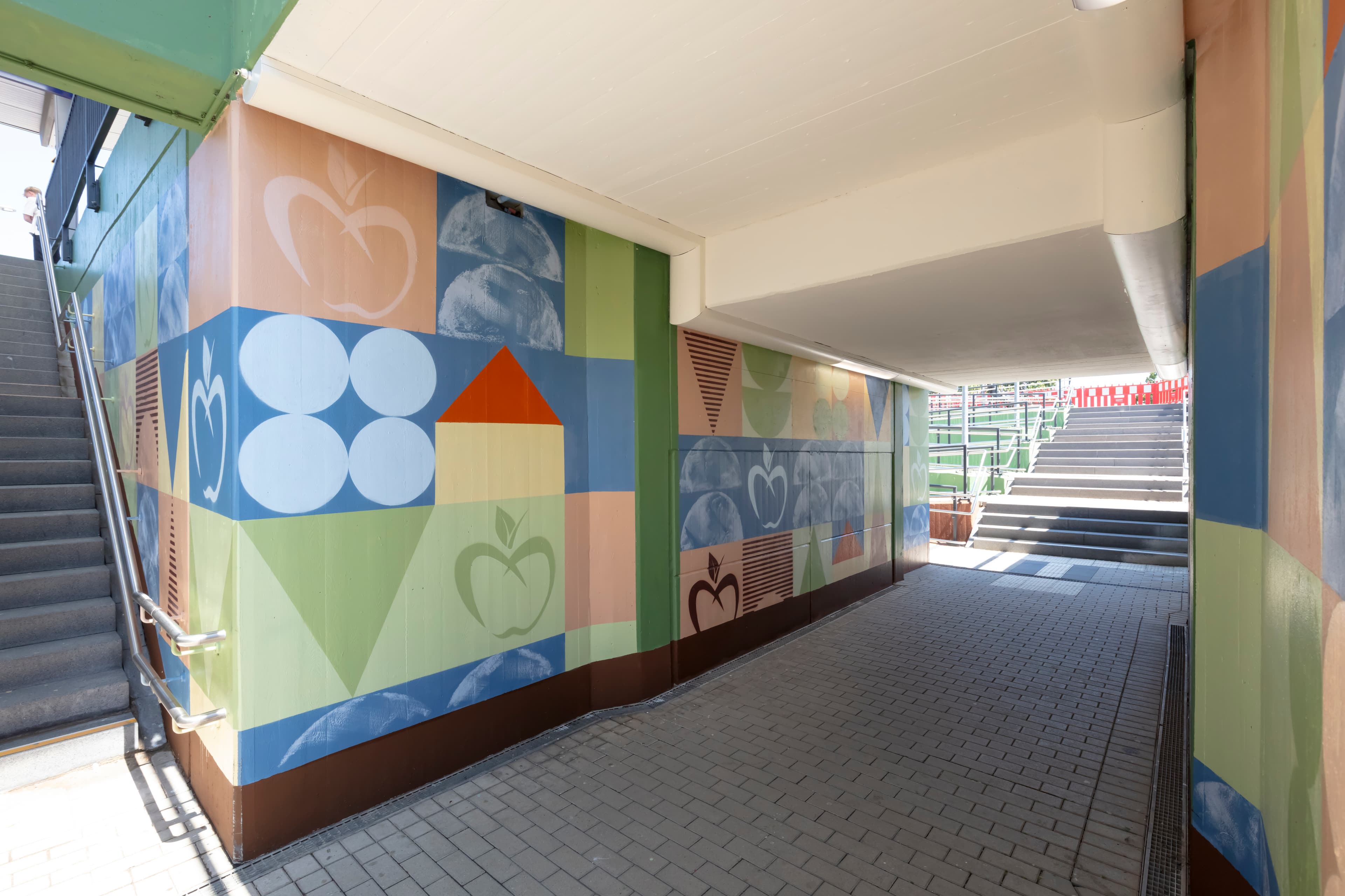 Weitere Details an der Wand der neugestalteten Personenunterführung. 
