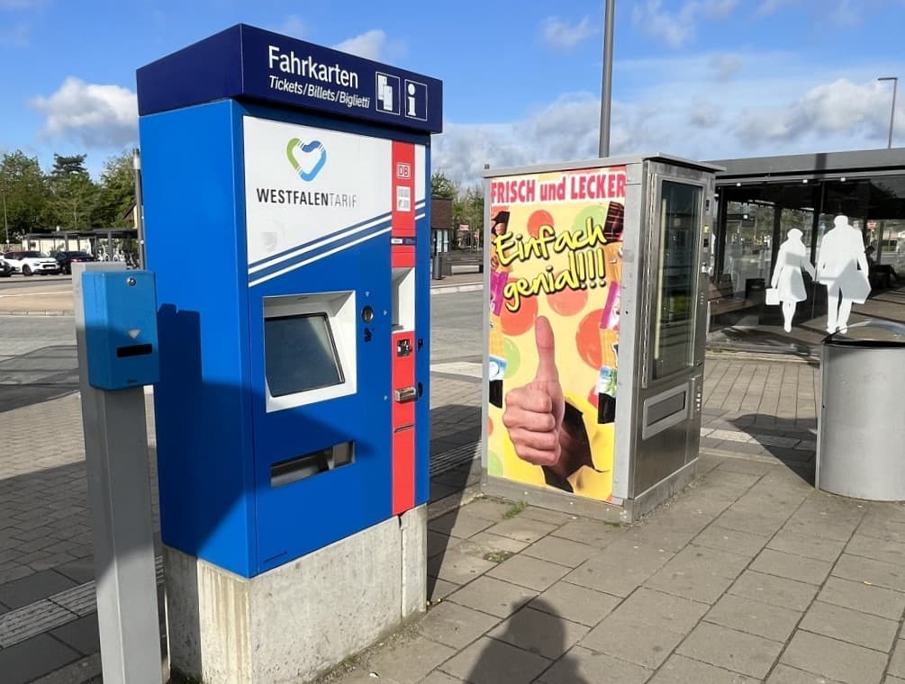 Der Automat am Bahnsteig vor der Umgestaltung im neuen Design.