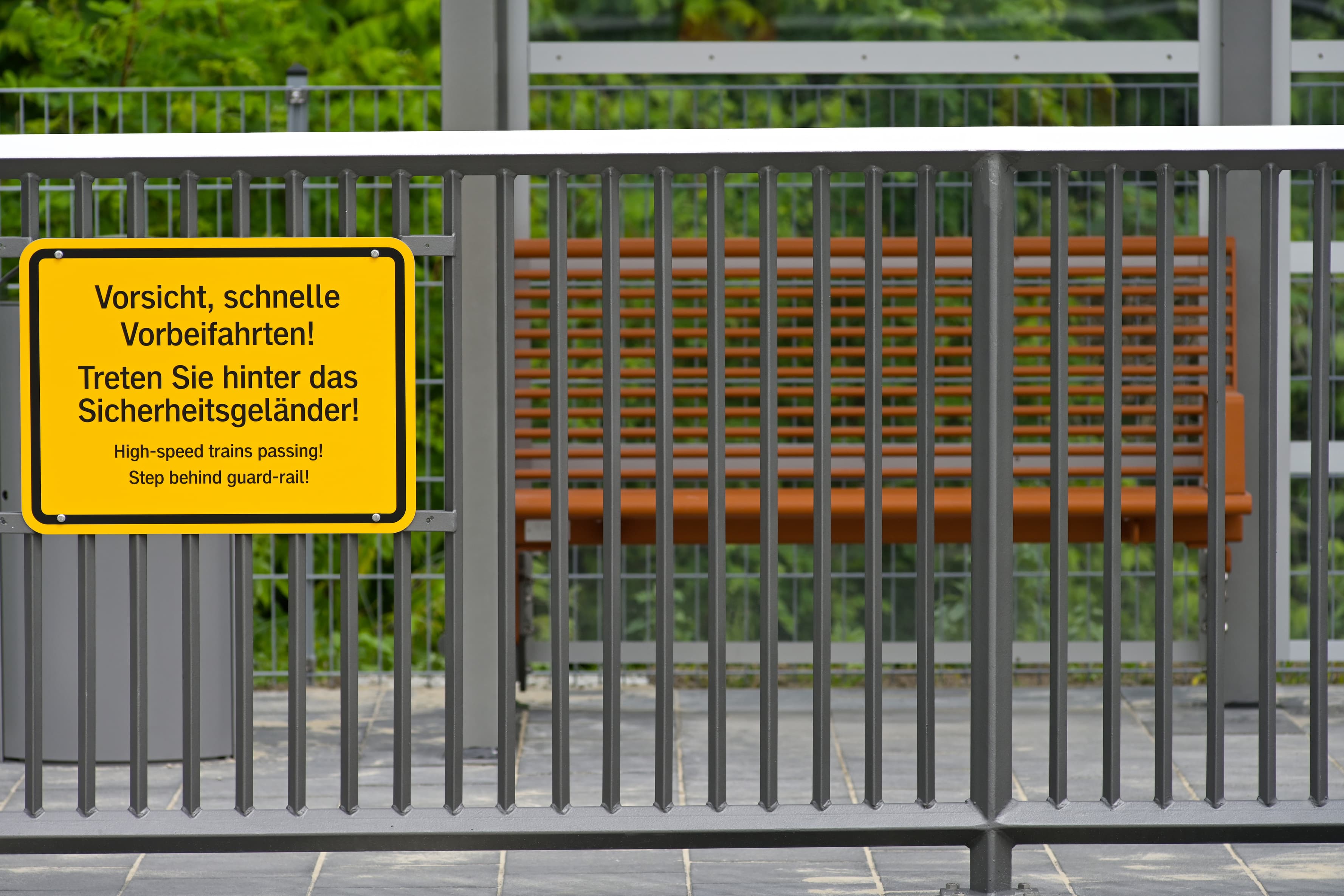 Hnweis an dem Sicherheitsgeländer.
