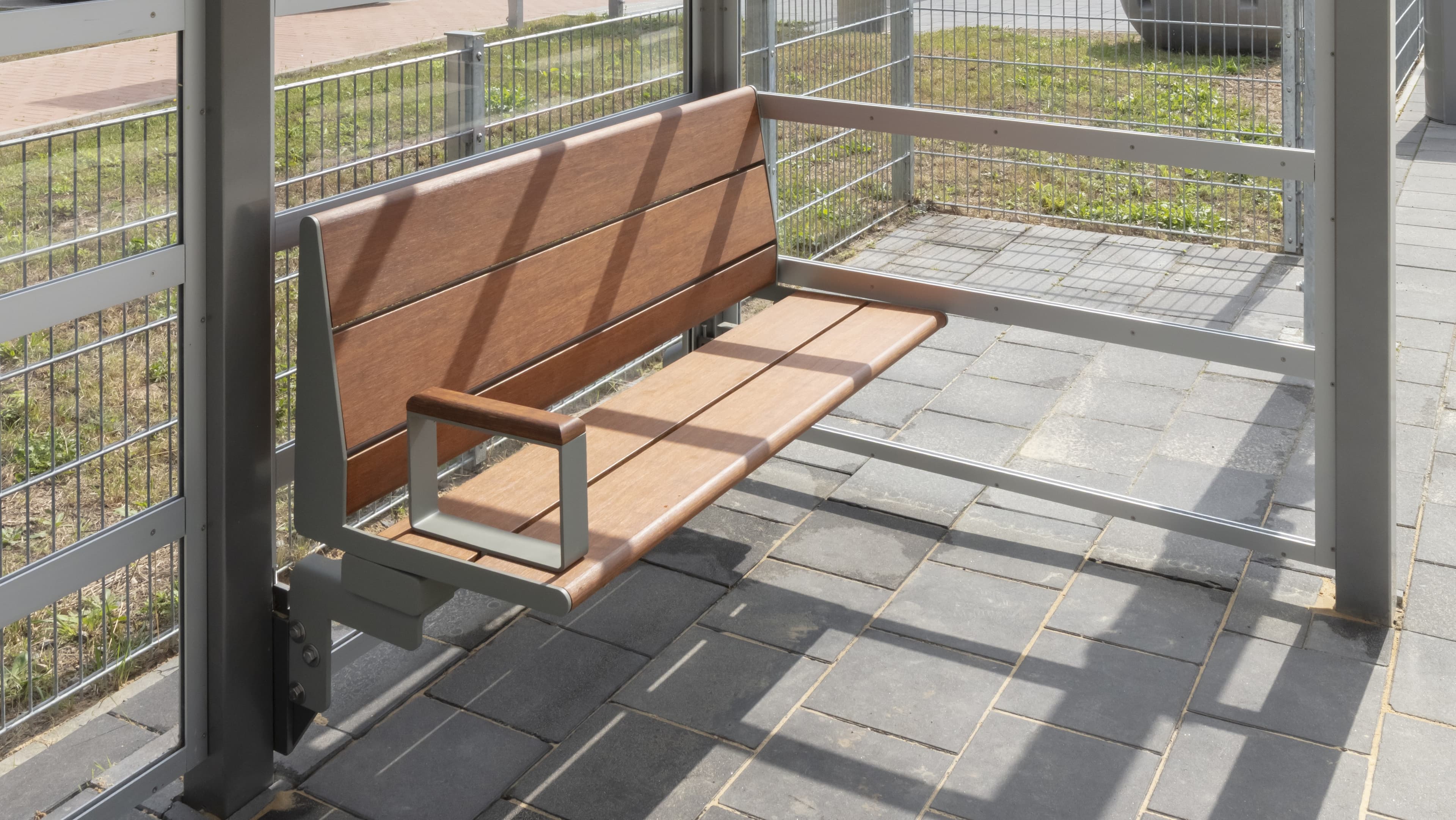 Neue Holzbänke im Wetterschutzhäuschen.
