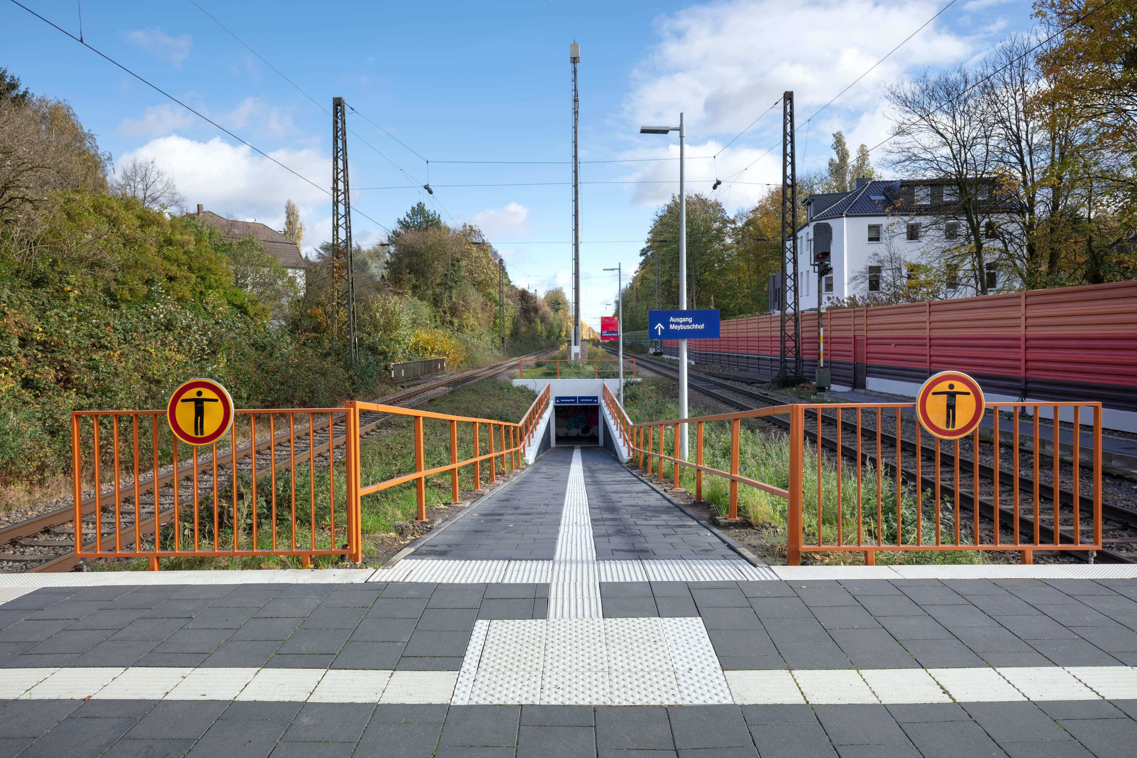 Die Rampe vom Bahnsteig bis zur städtischen Personenunterführung, wurde mit einem taktilen Leitsystem ergänzt und durchgehend ausgebessert.