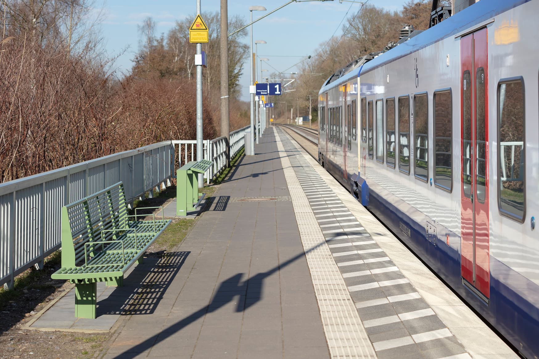 Im Bild eine neue Sitzbank und ein Anlehner auf einem Bahnsteig.