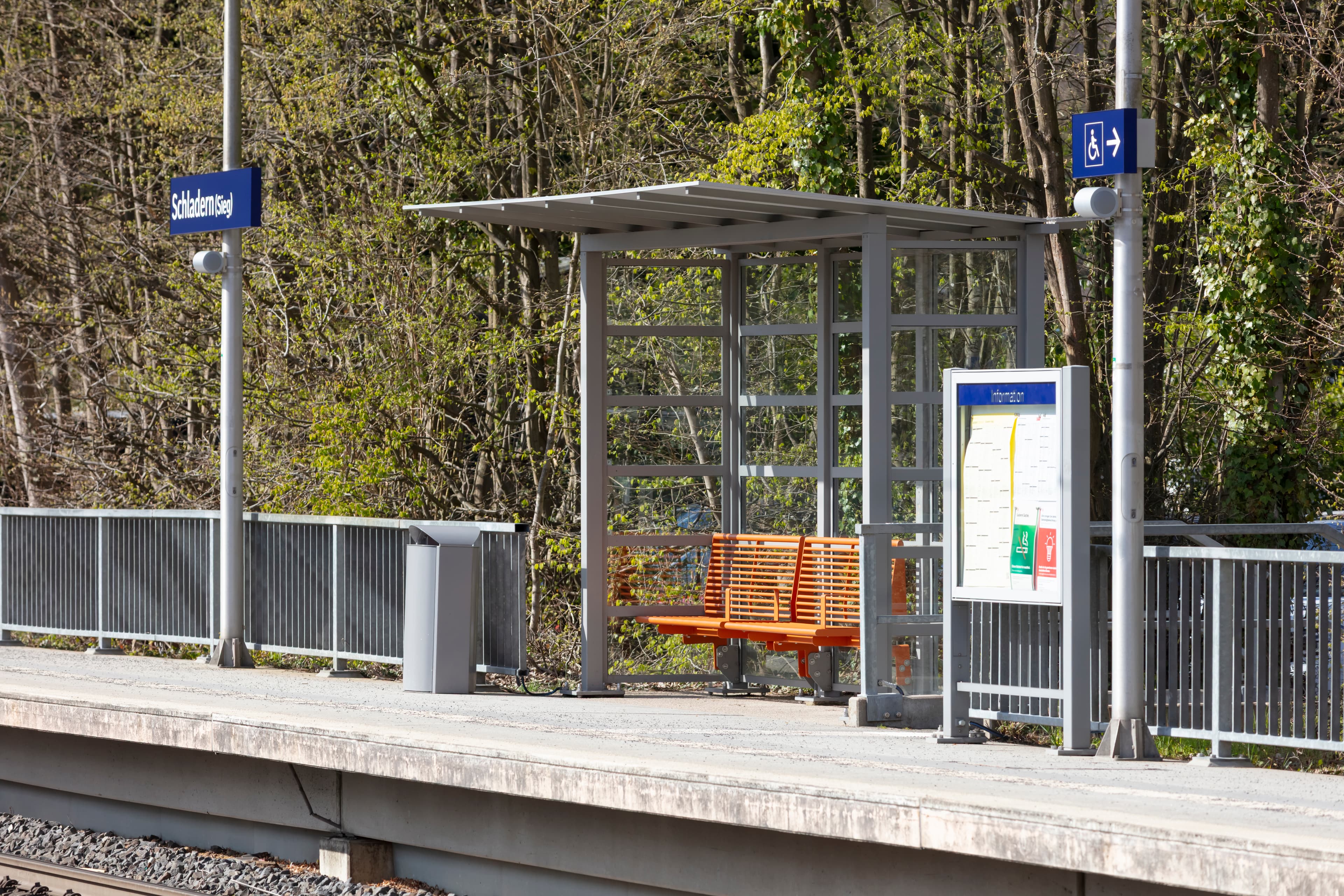 Wetterschutzhäuschen mit Sitzbank. Rechts und links Masten.
