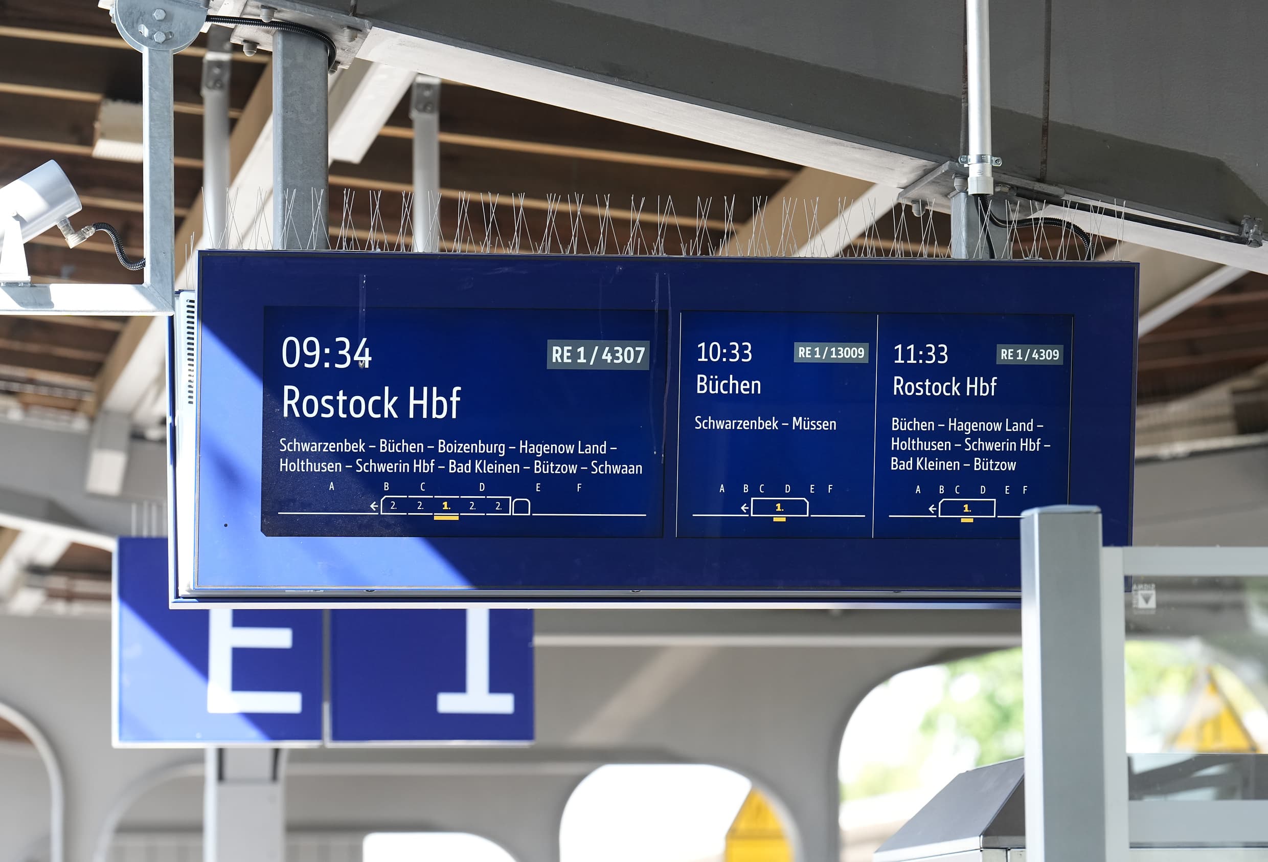 Zugzielanzeiger am Bahnsteig.