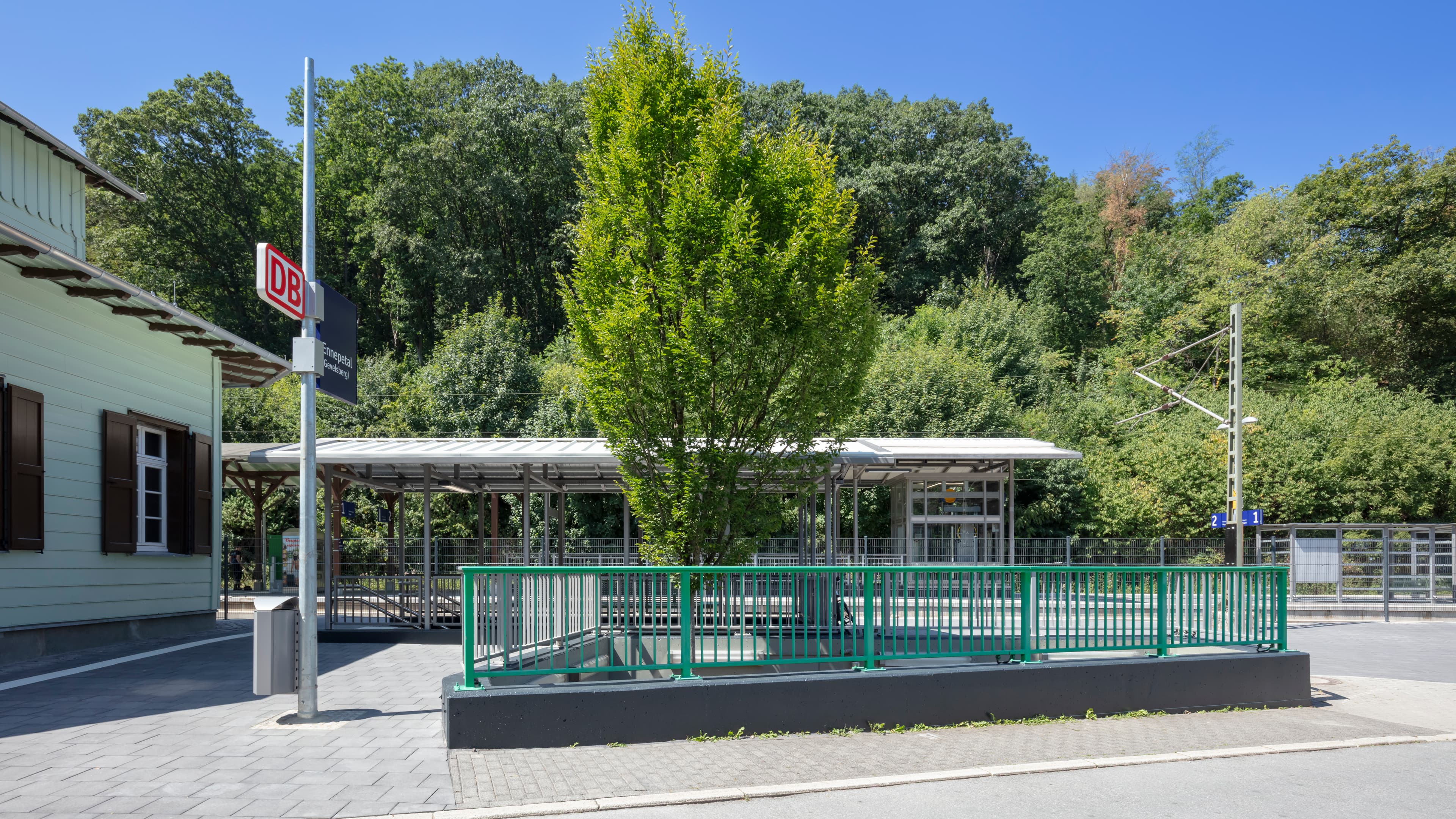 Bahnhofsvorplatz mit dem Zugang zur Personenunterführung nach der Aufwertung.