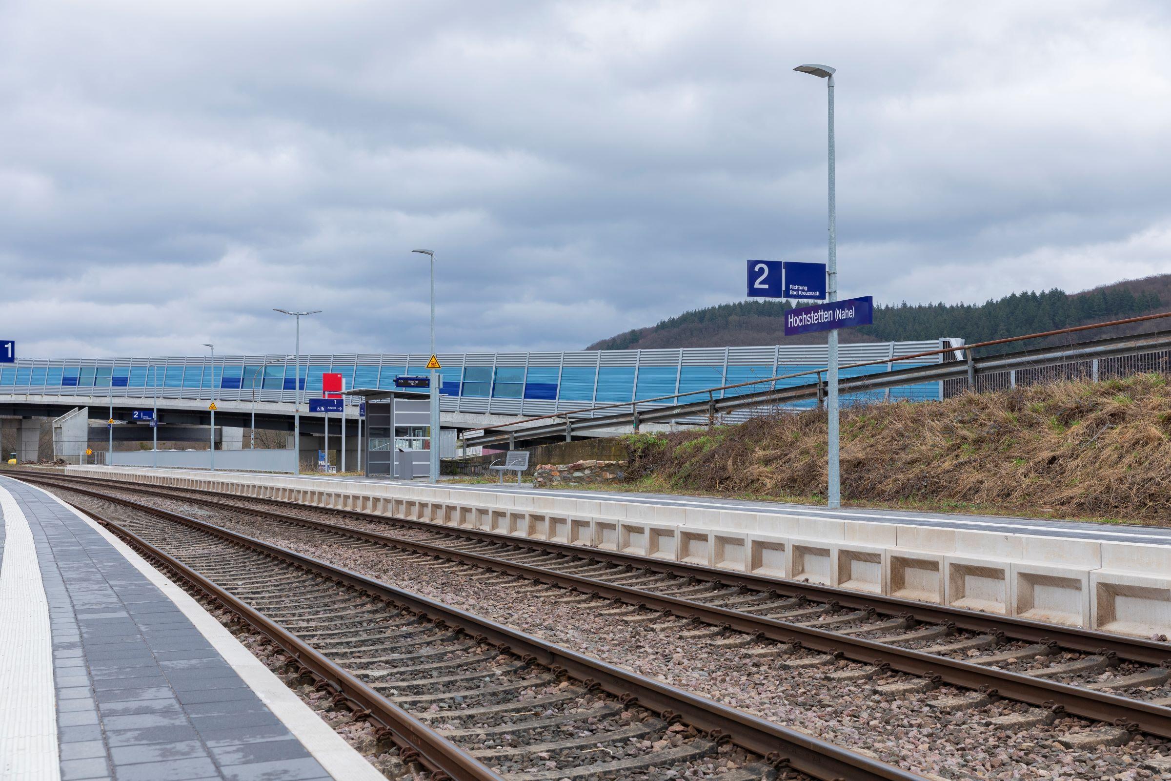 Die modernisierte Station Hochstetten (Nahe) mit ebenerdigen Bahnsteigen, neuen Wetterschutzhäuschen und einer neuen Beleuchtung.