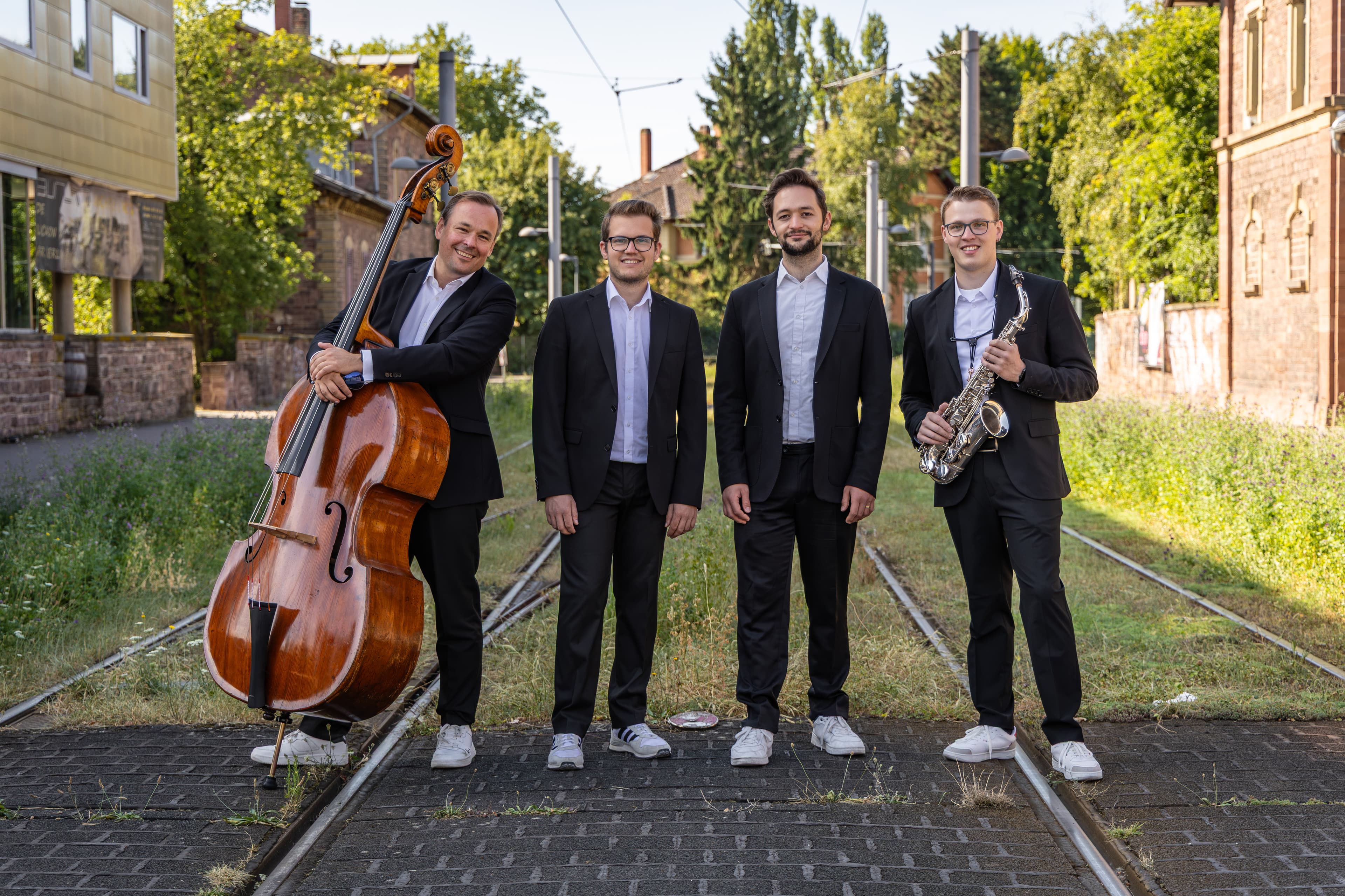 Die vier Bandmitglieder von Salty Tunes, einer mit einem Saxophone und einer mit einem Cello.