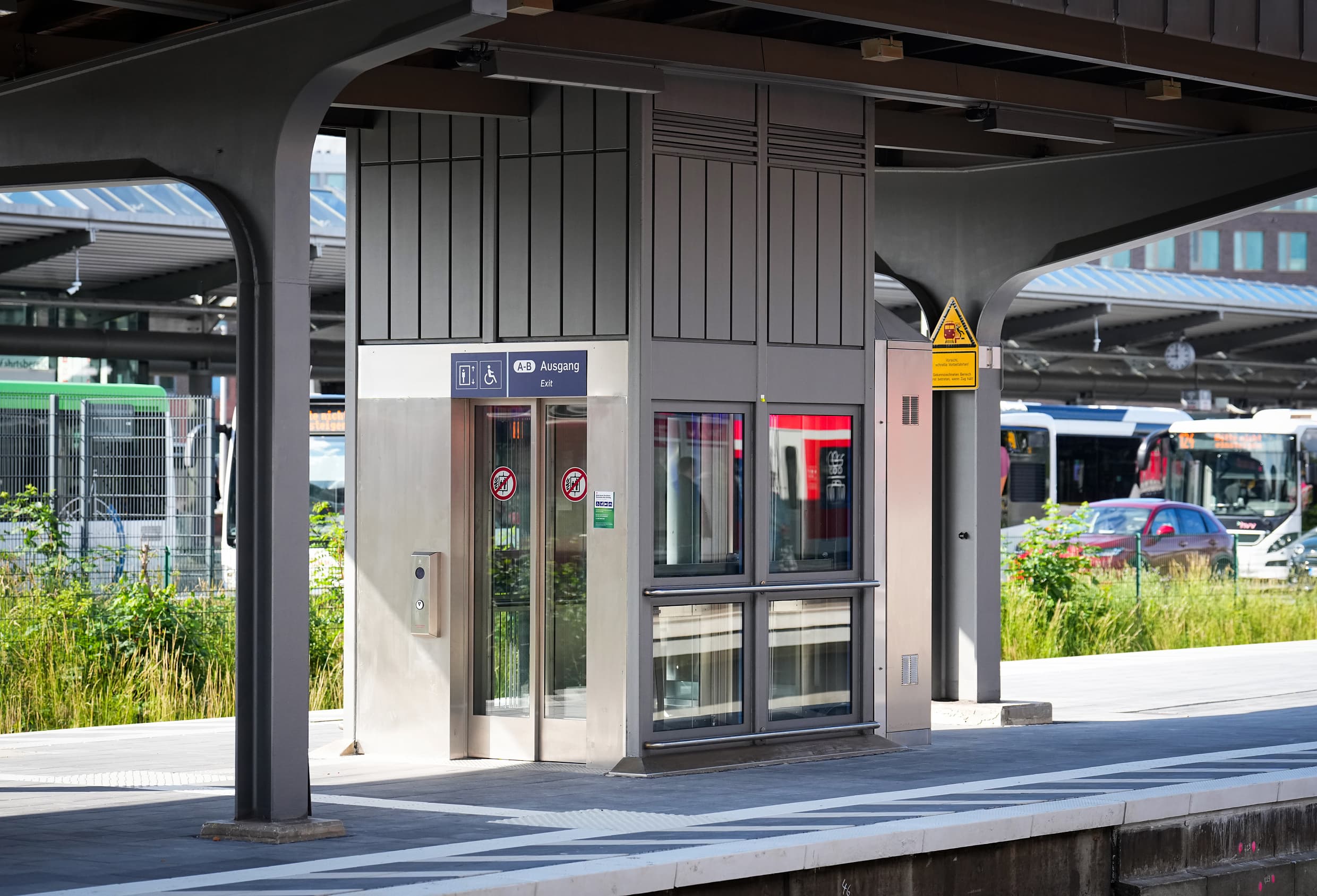 Aufzug am Bahnsteig.