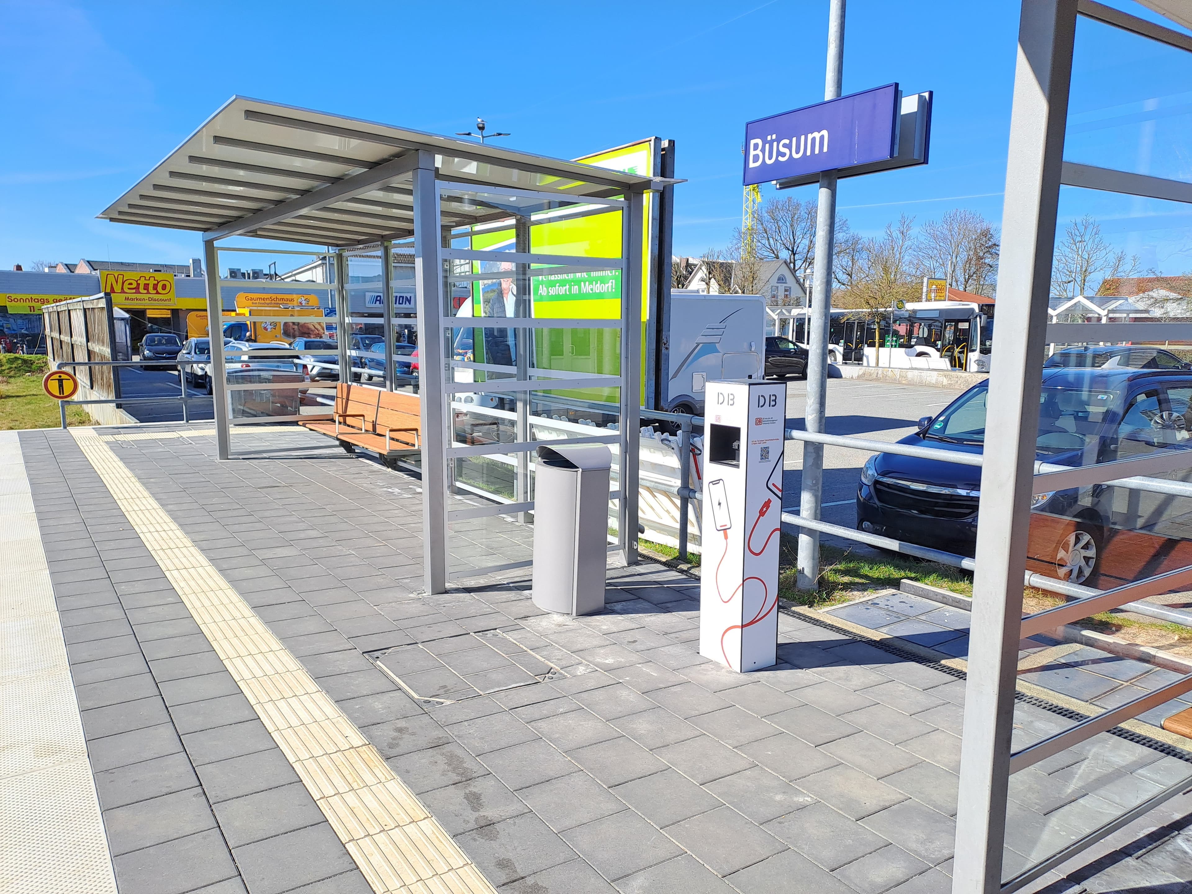 Im Bild die Ladesäule zum Aufladen von Mobiltelefonen