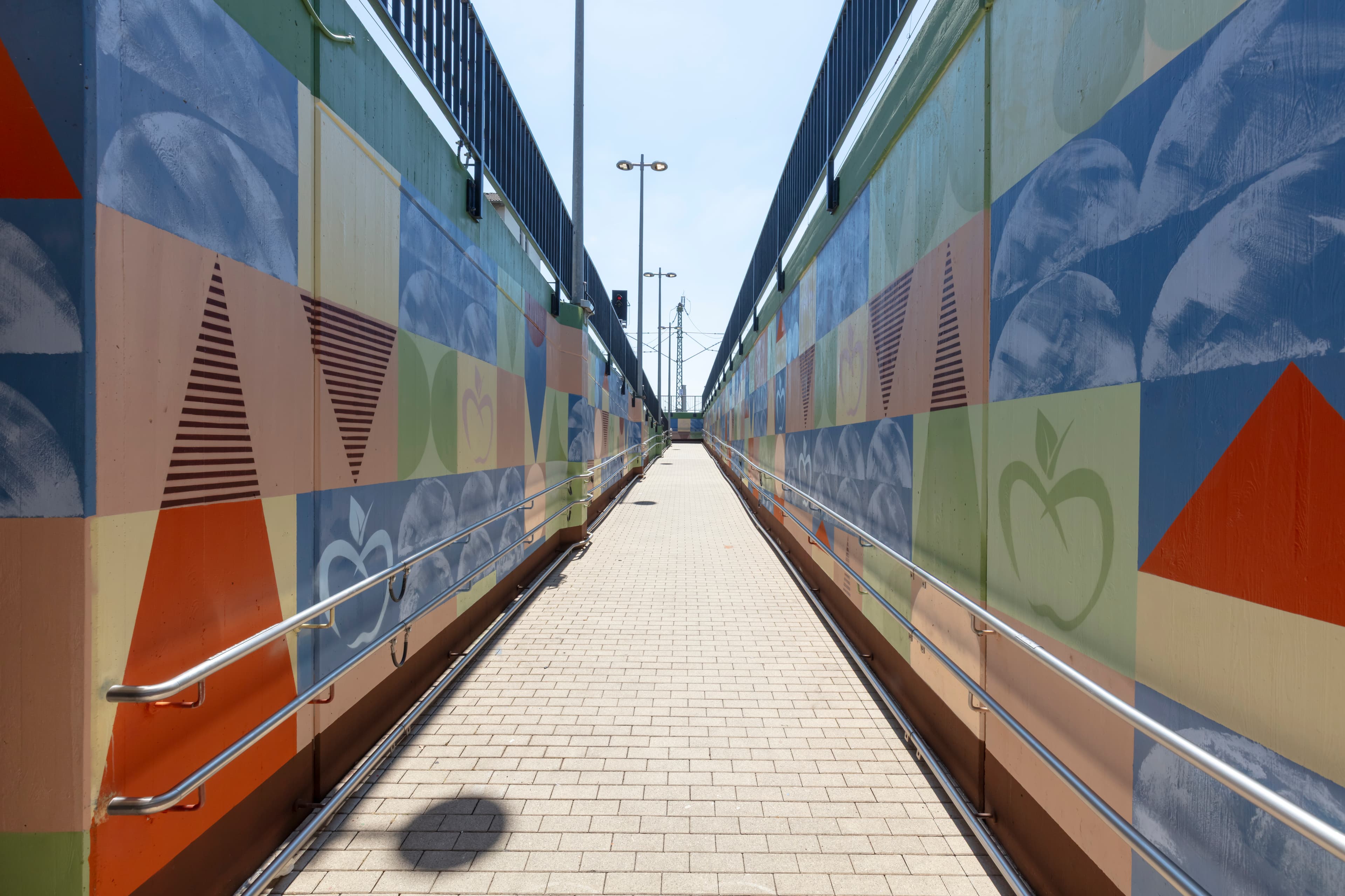 Die Rampe zum Bahnsteig und zur Personenunterführung nach der Aufwertung.