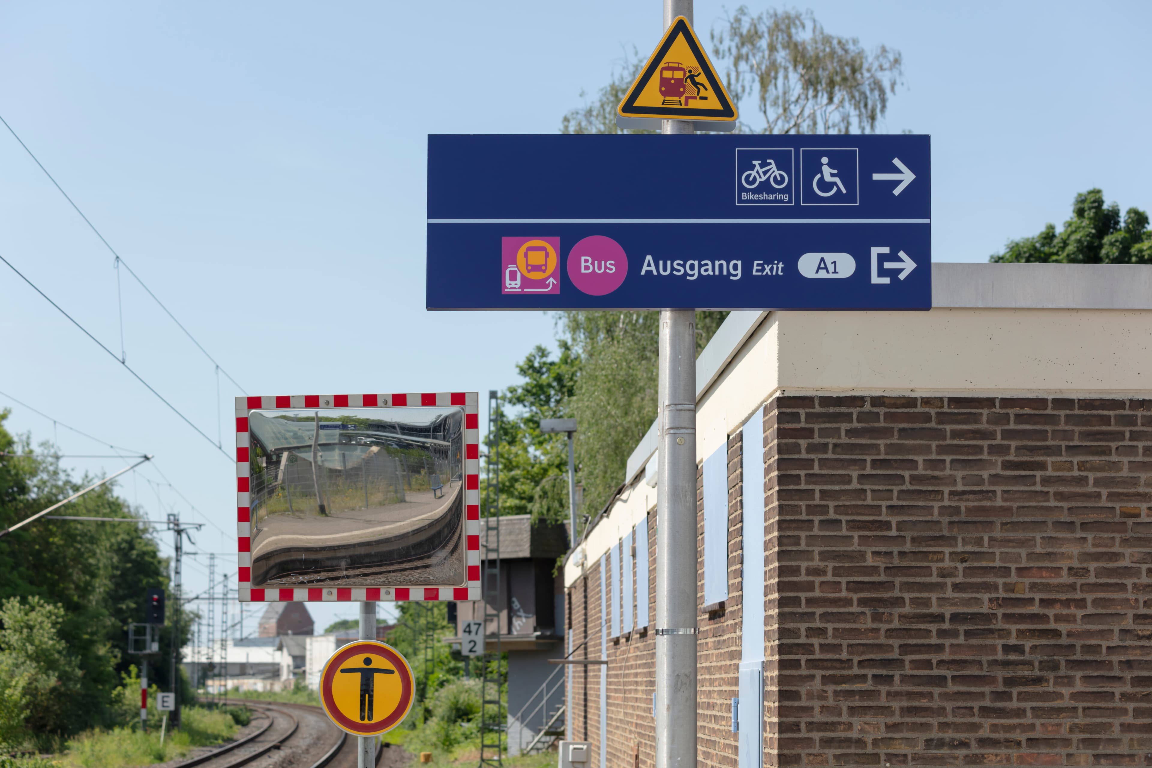 Moderne Wegeleitung-Schilder.