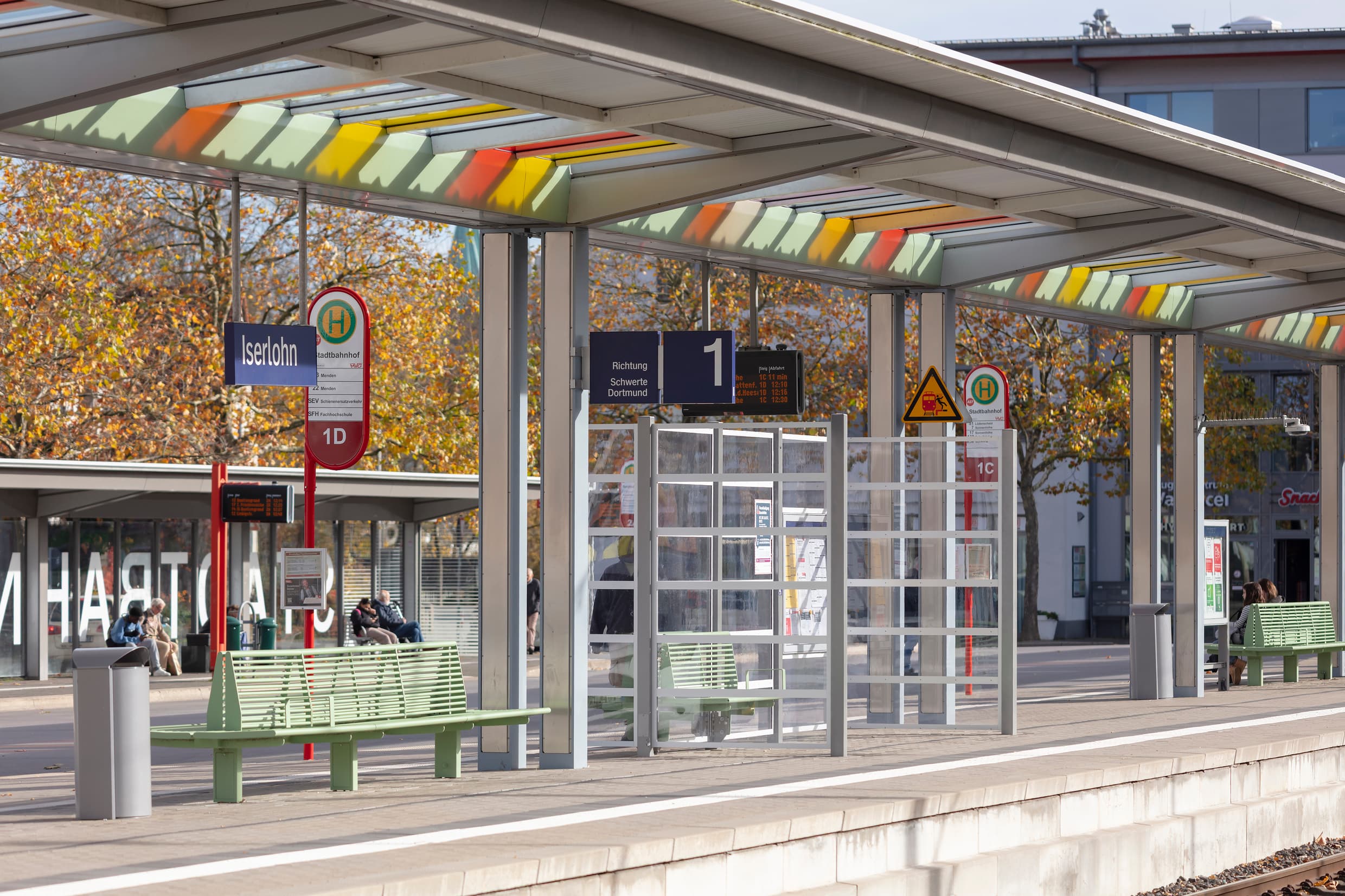 Neues Wartemobiliar und das neu gestaltete Bahnsteigdach werden zum echten Hingucker.