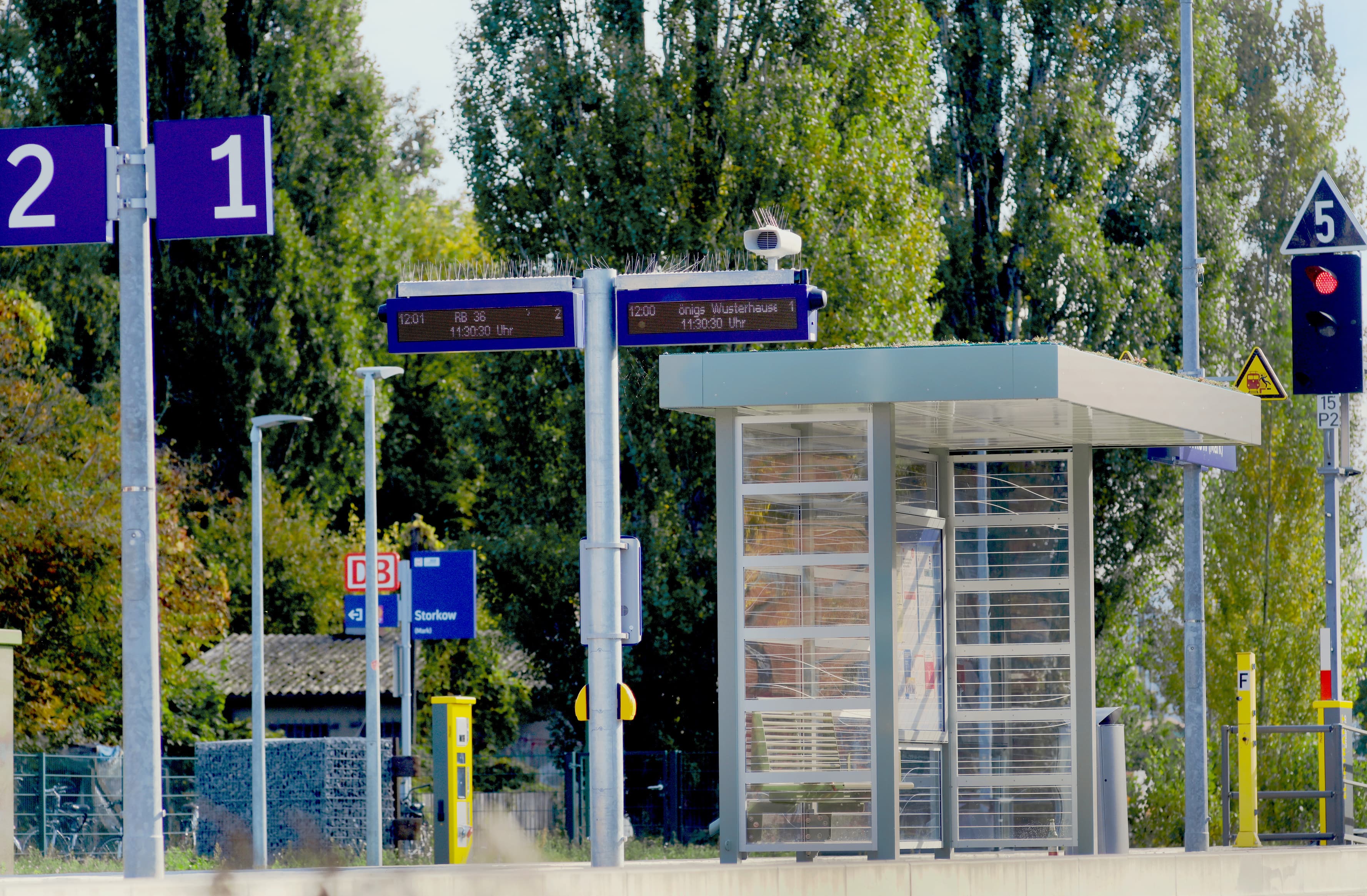 Der Blick auf den Bahnsteig des Bahnhofs nach der Neugestaltung mit Wetterschutzhaus und Informationssystem.