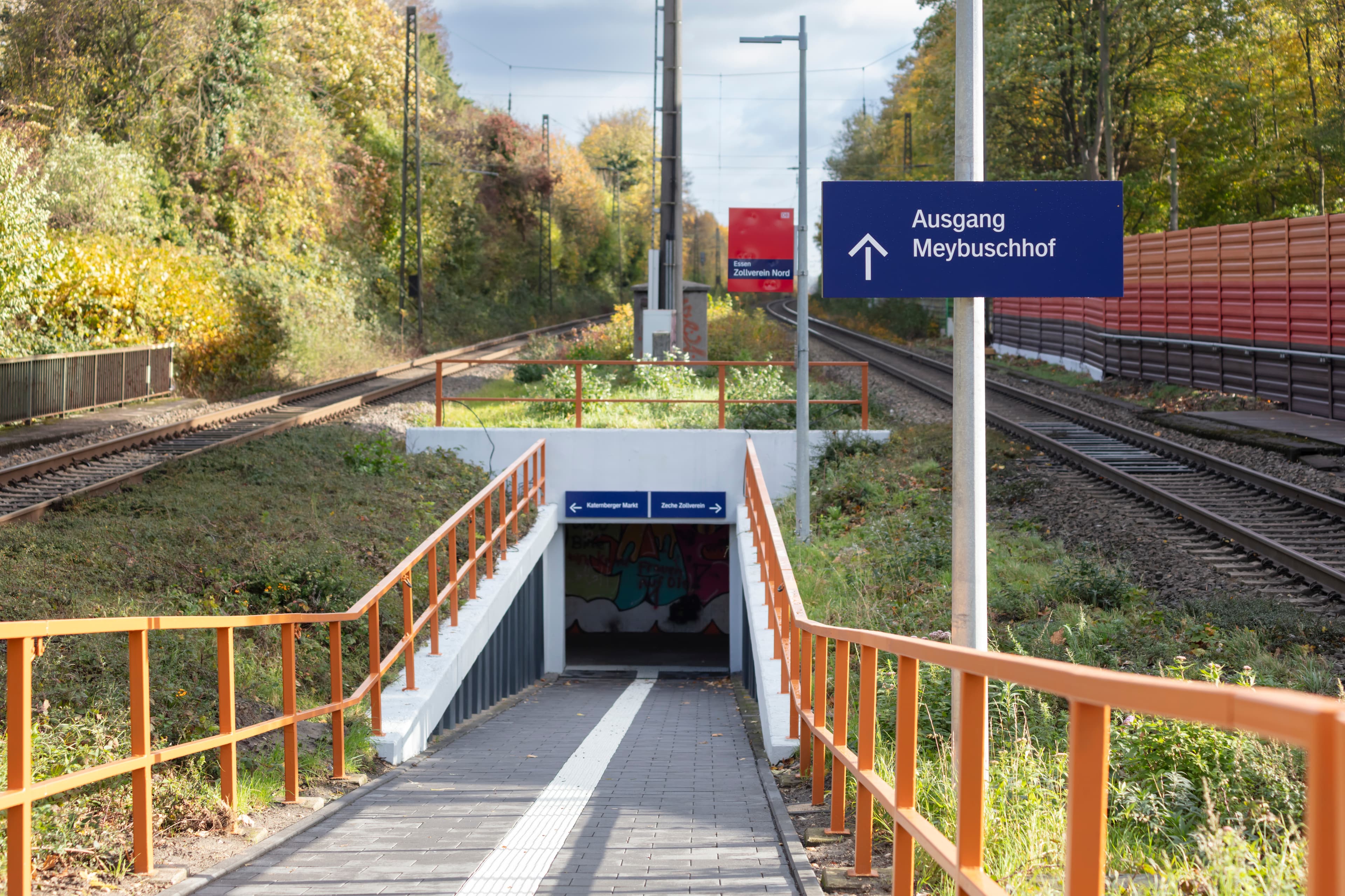 Das Geländer entlang der Rampenanlage zur städtischen Personenunterführung erhielten einen neuen Farbanstrich.