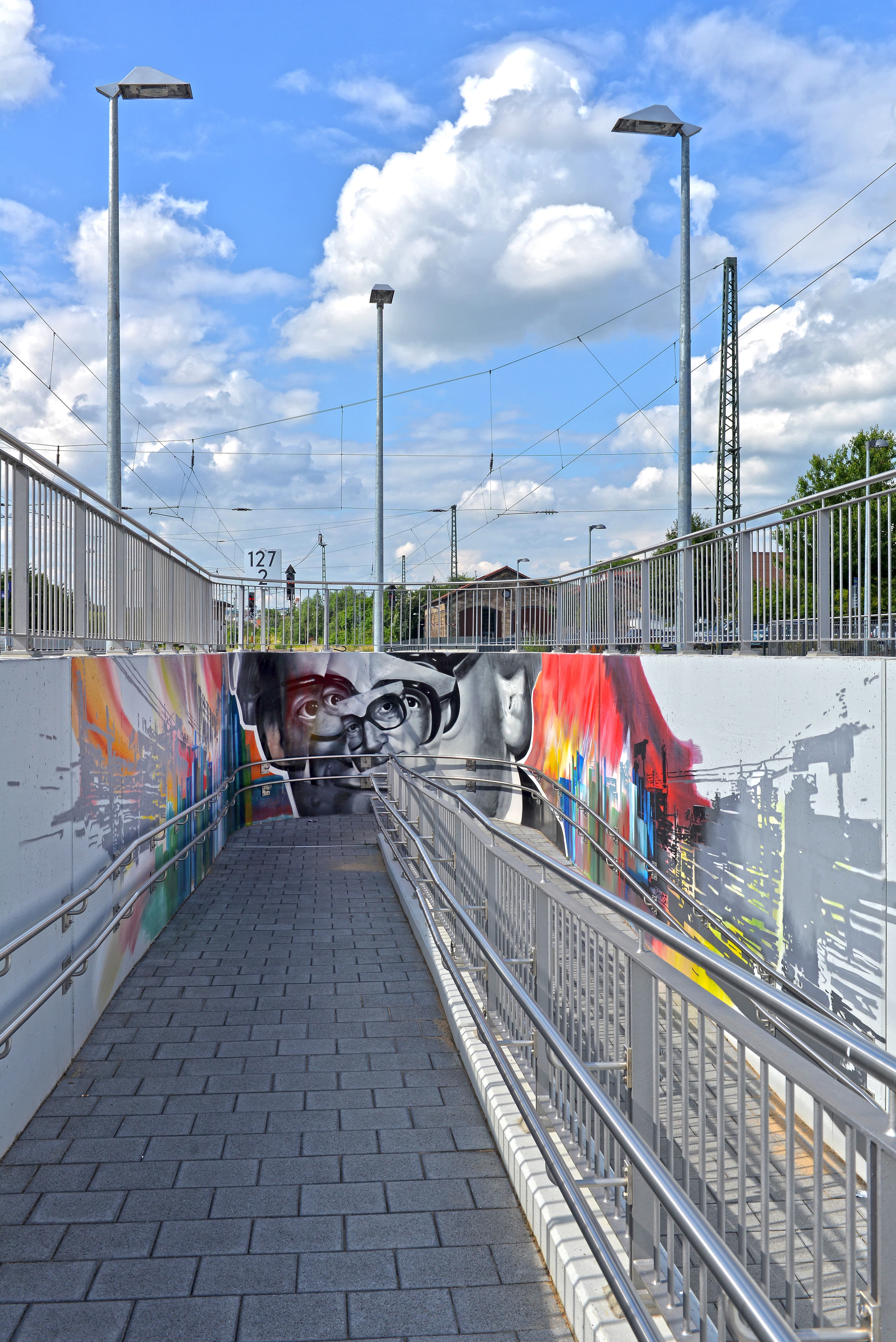 Barrierefreie Rampe zur Personenunterführung am Bahnhof Hünfeld mit großflächigem Wandgemälde von Konrad Zuse. 