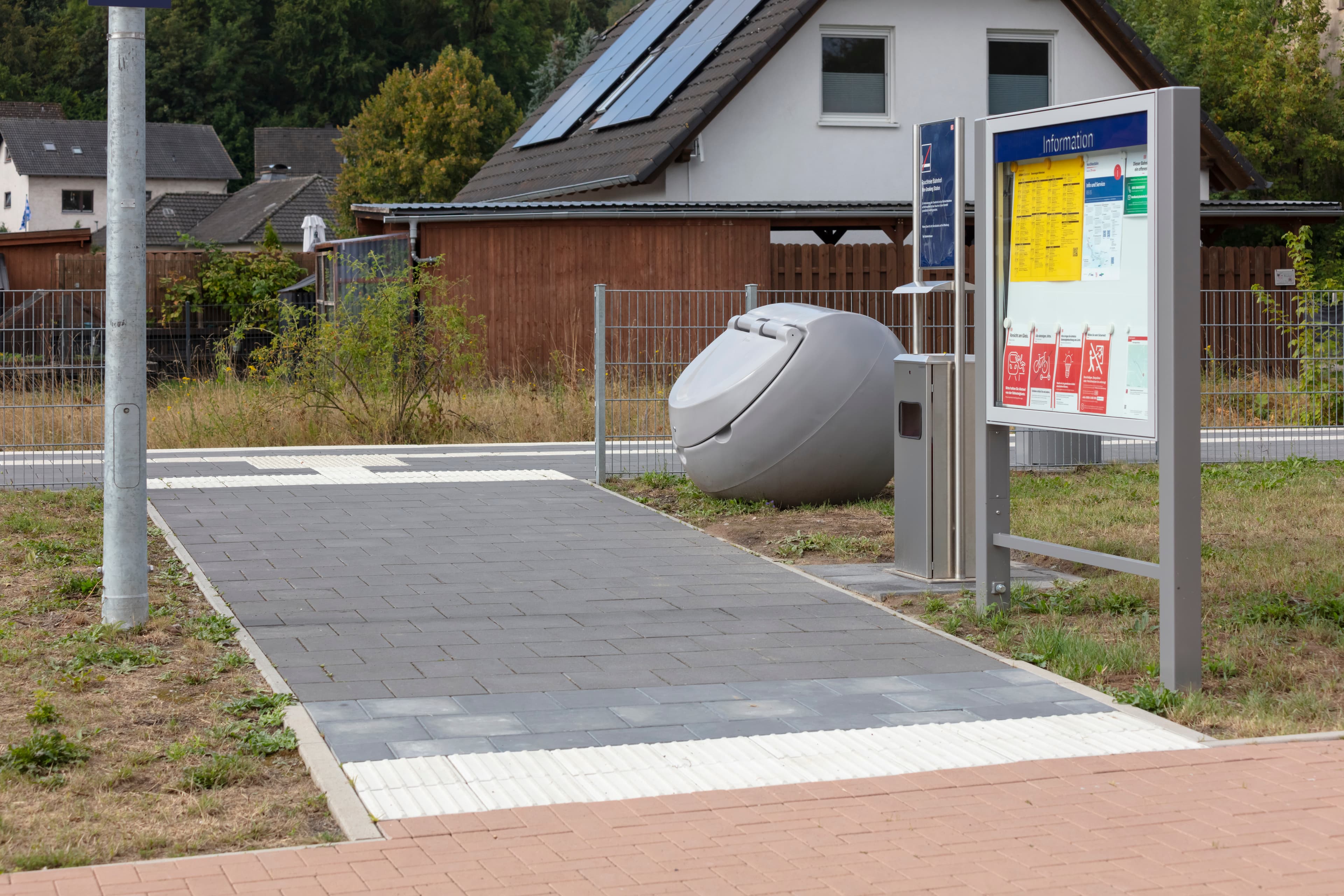 Neu gepflasterter Übergang zum Bahnsteig.