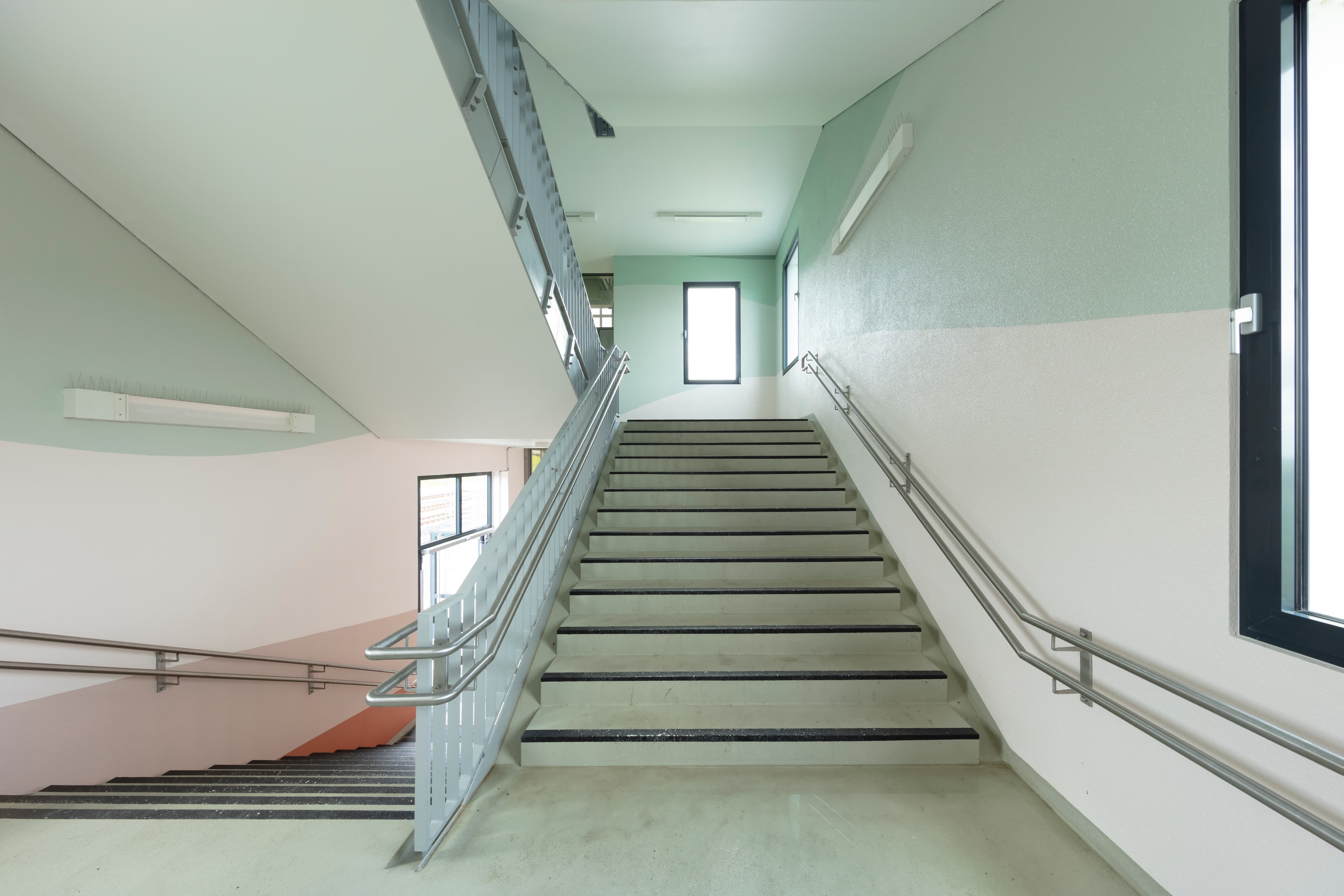 Handläufe entlang der Treppen im Zugangsgebäude