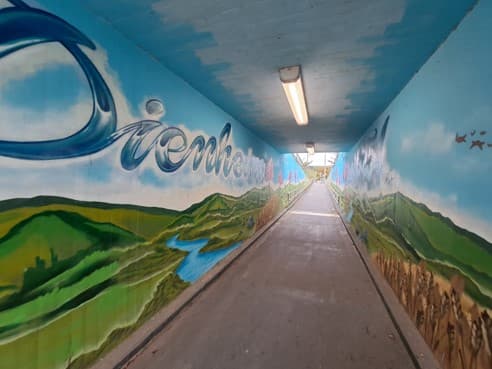 Landschaftliche Motive an den Wänden der Personenunterführung.