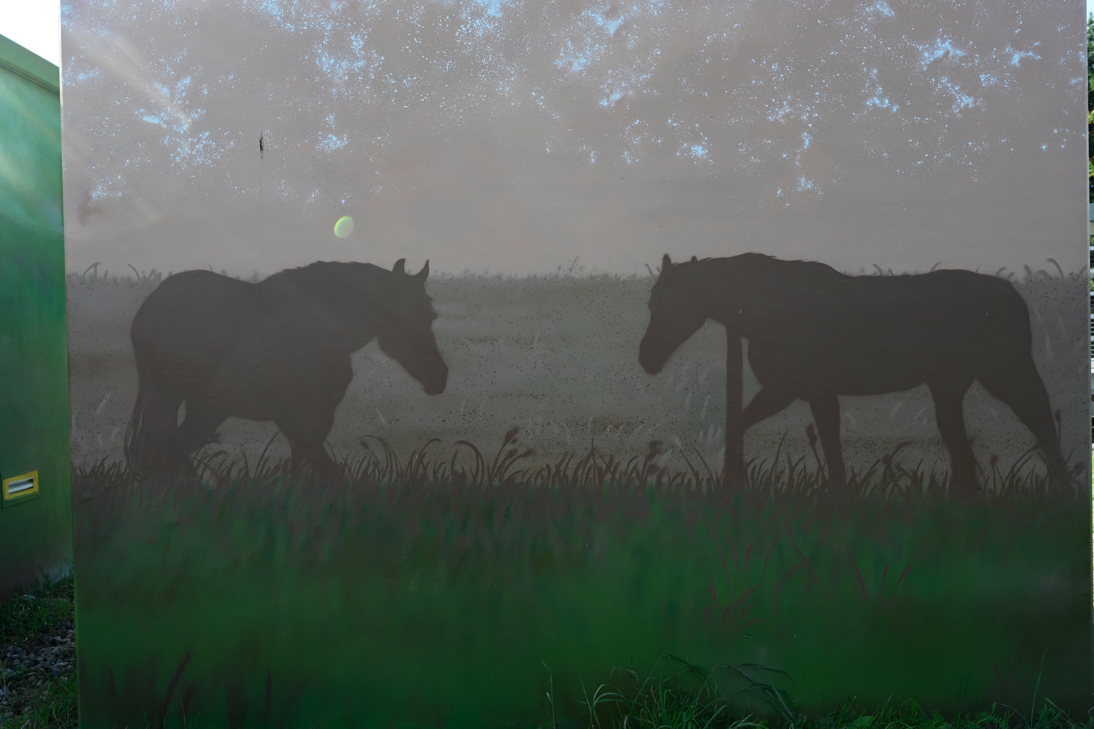 Pferde-Motive auf einer Betonwand des Elektroschalthauses.