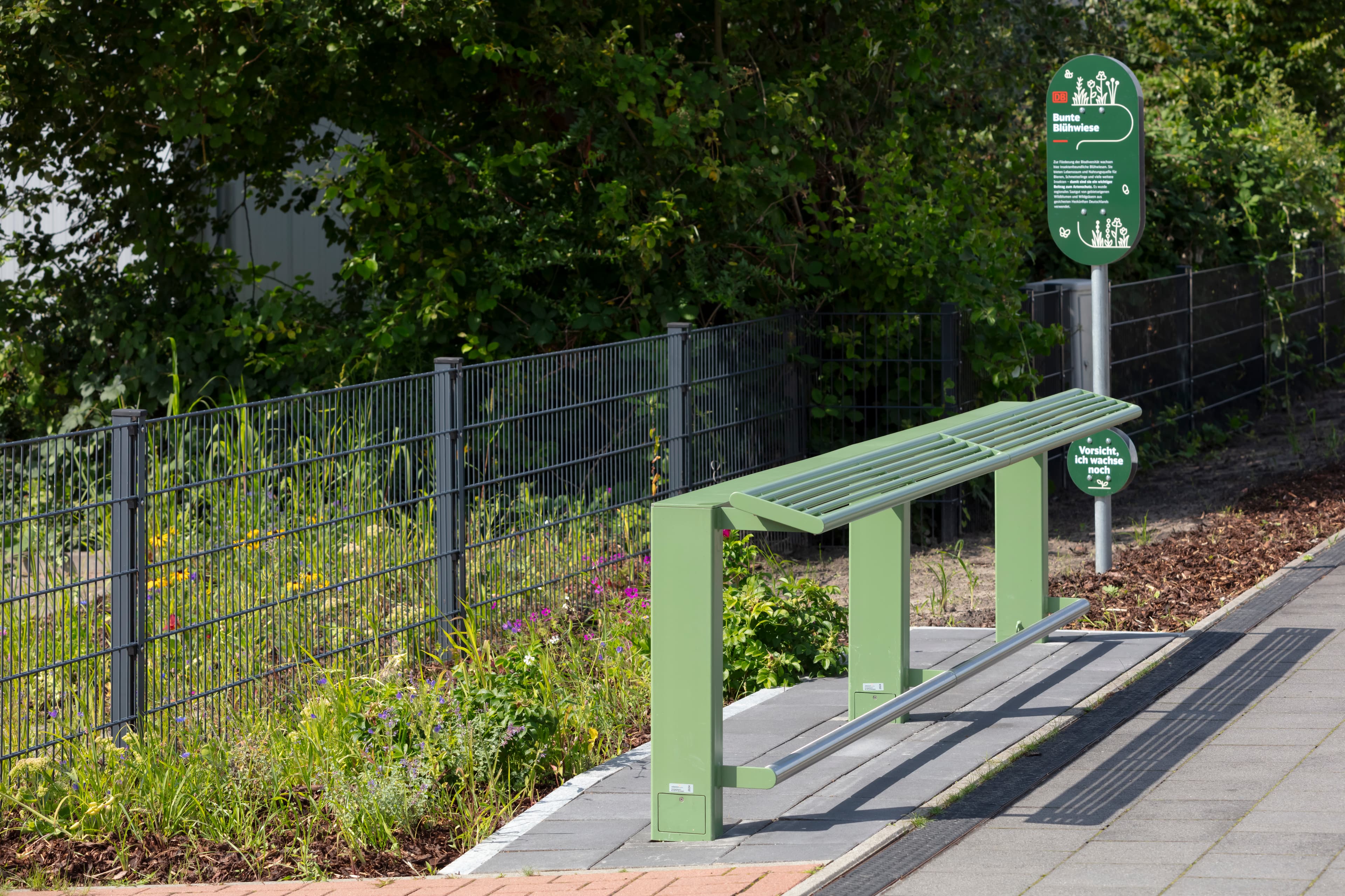 Eine grüne Anlehnmöglichkeit für Reisende.