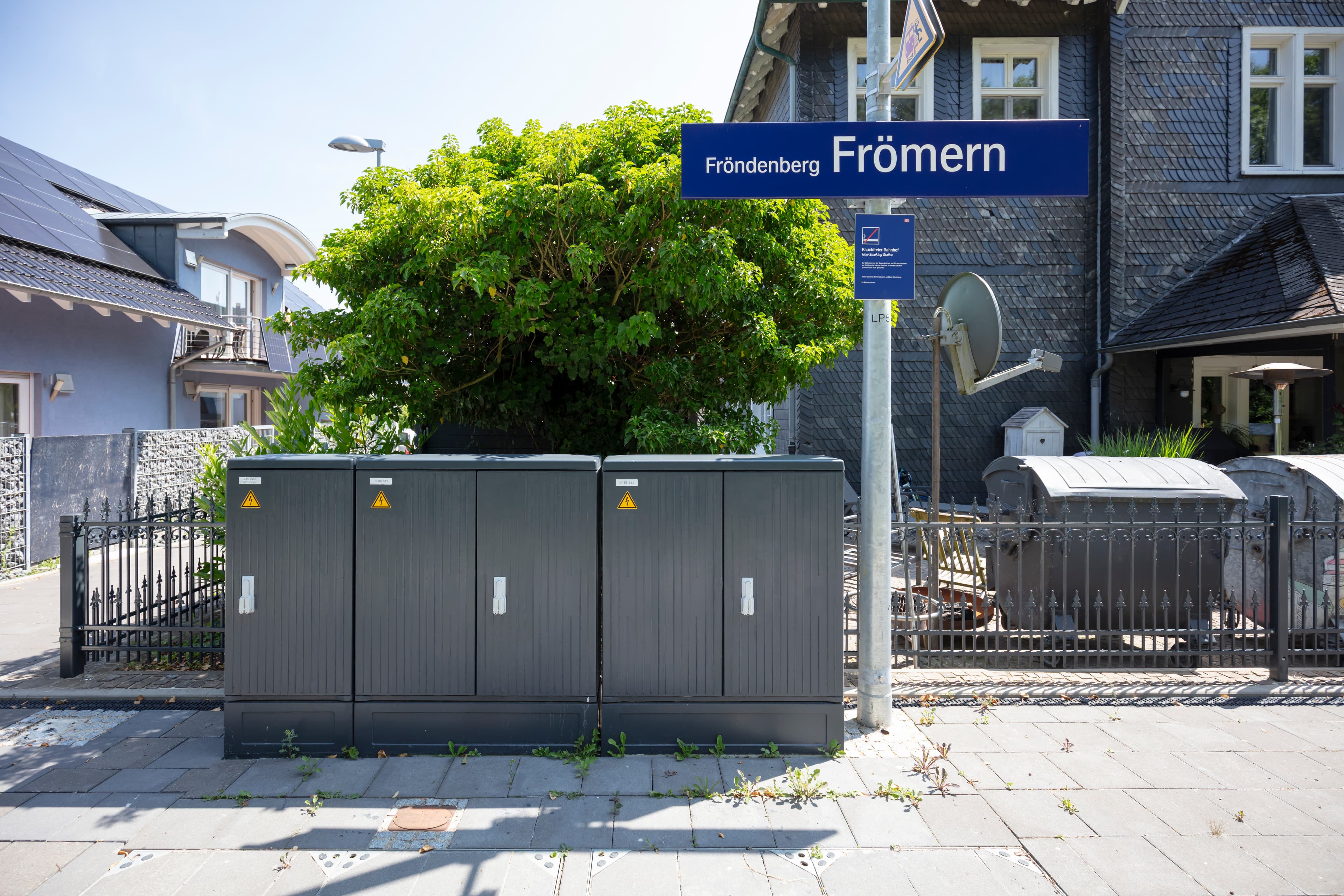 Die Verteilerkästen wurden der Umgebung des Bahnhofes angepasst und in dem Farbton Schiefergrau gestrichen. 