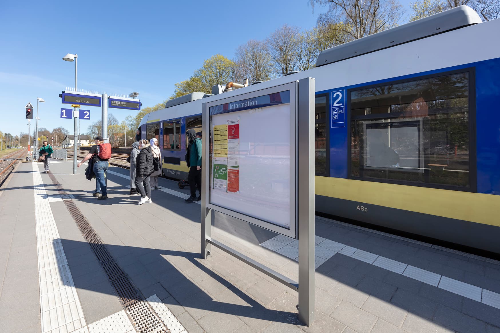 Informationsvitrine auf einem Bahnsteig.