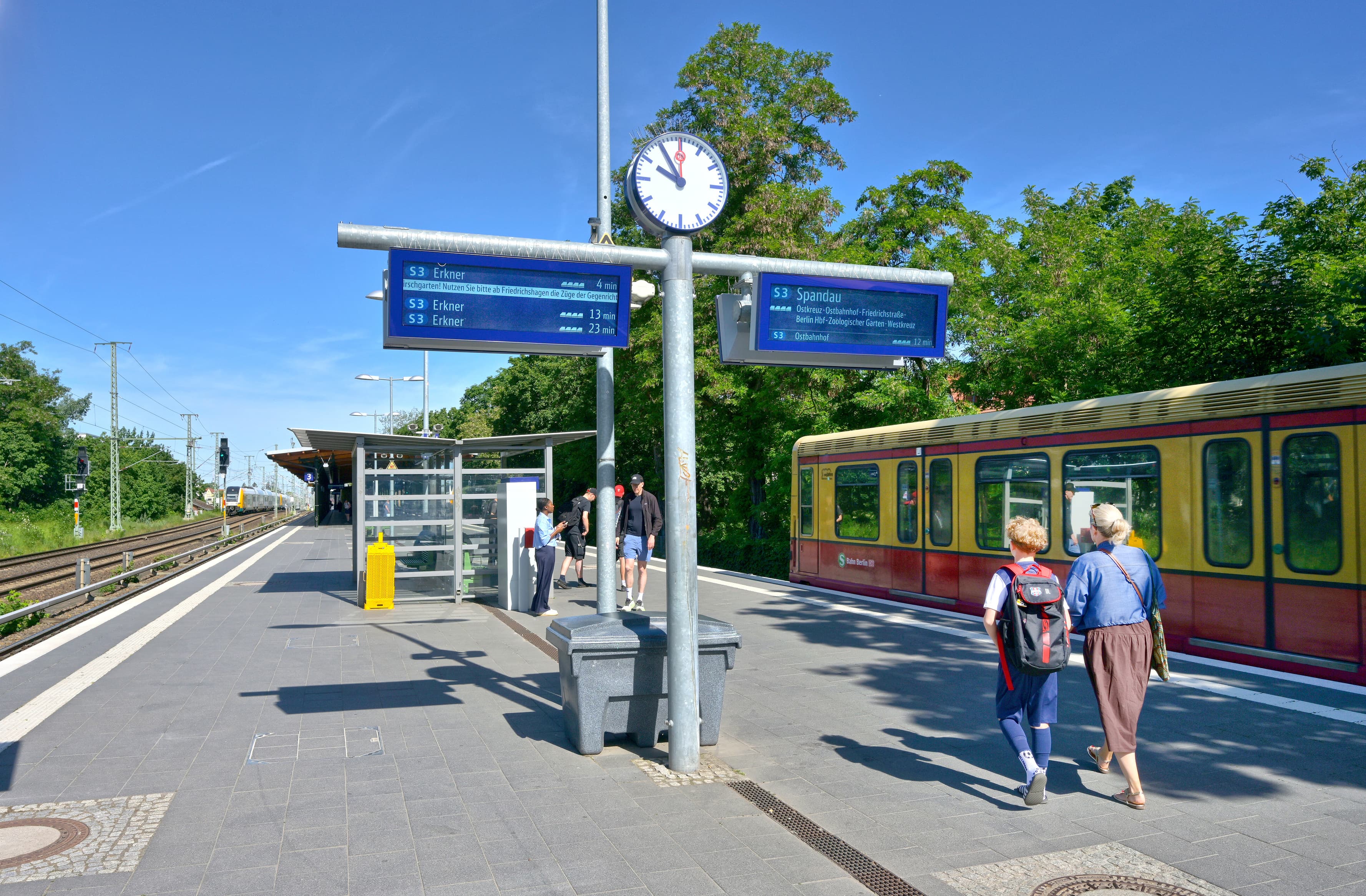 Blick auf die Zuginformationsmonitore