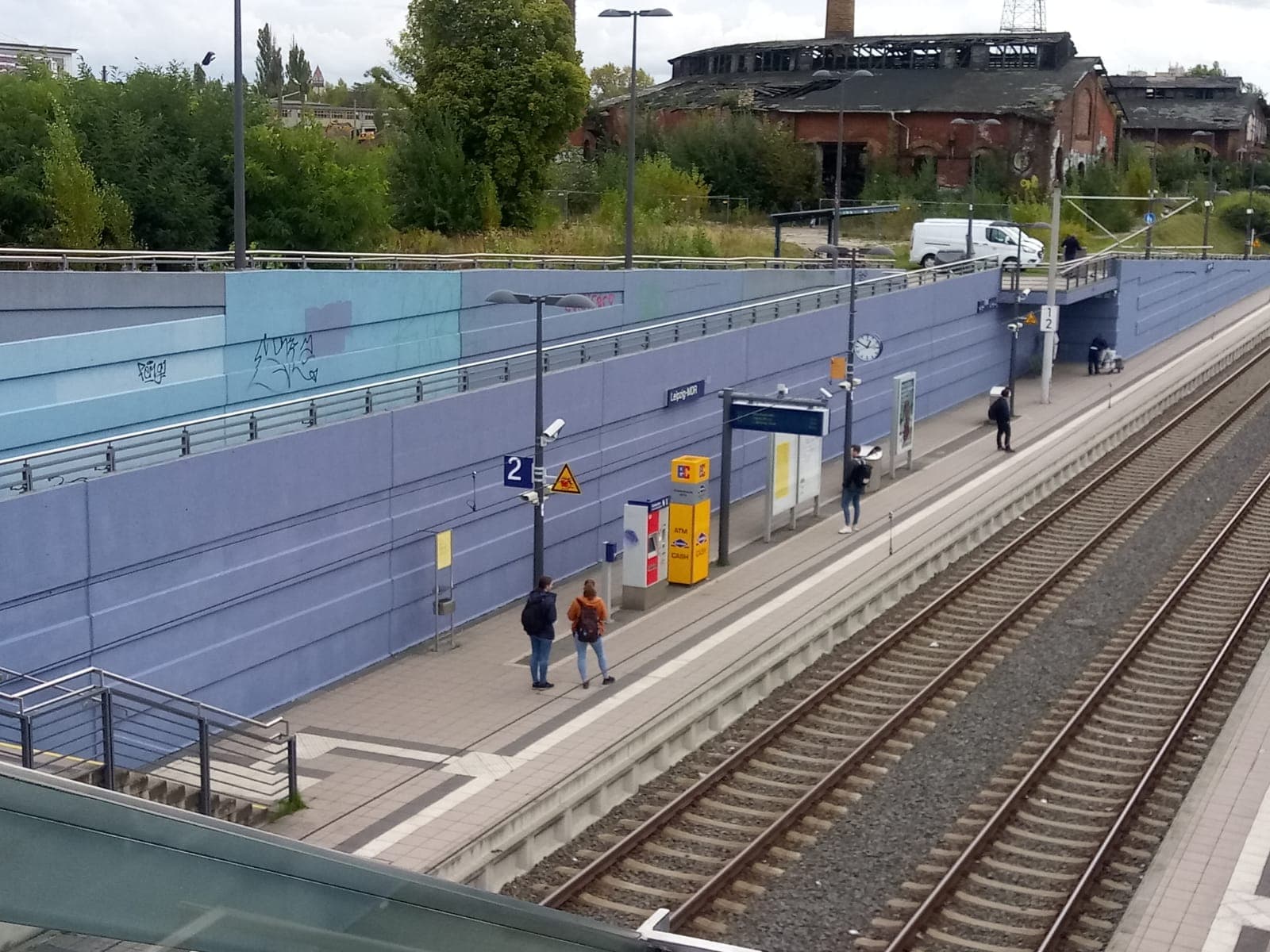 Blick auf die Verkehrsstation vor Gestaltung - die Wände sind in blau gestrichen.