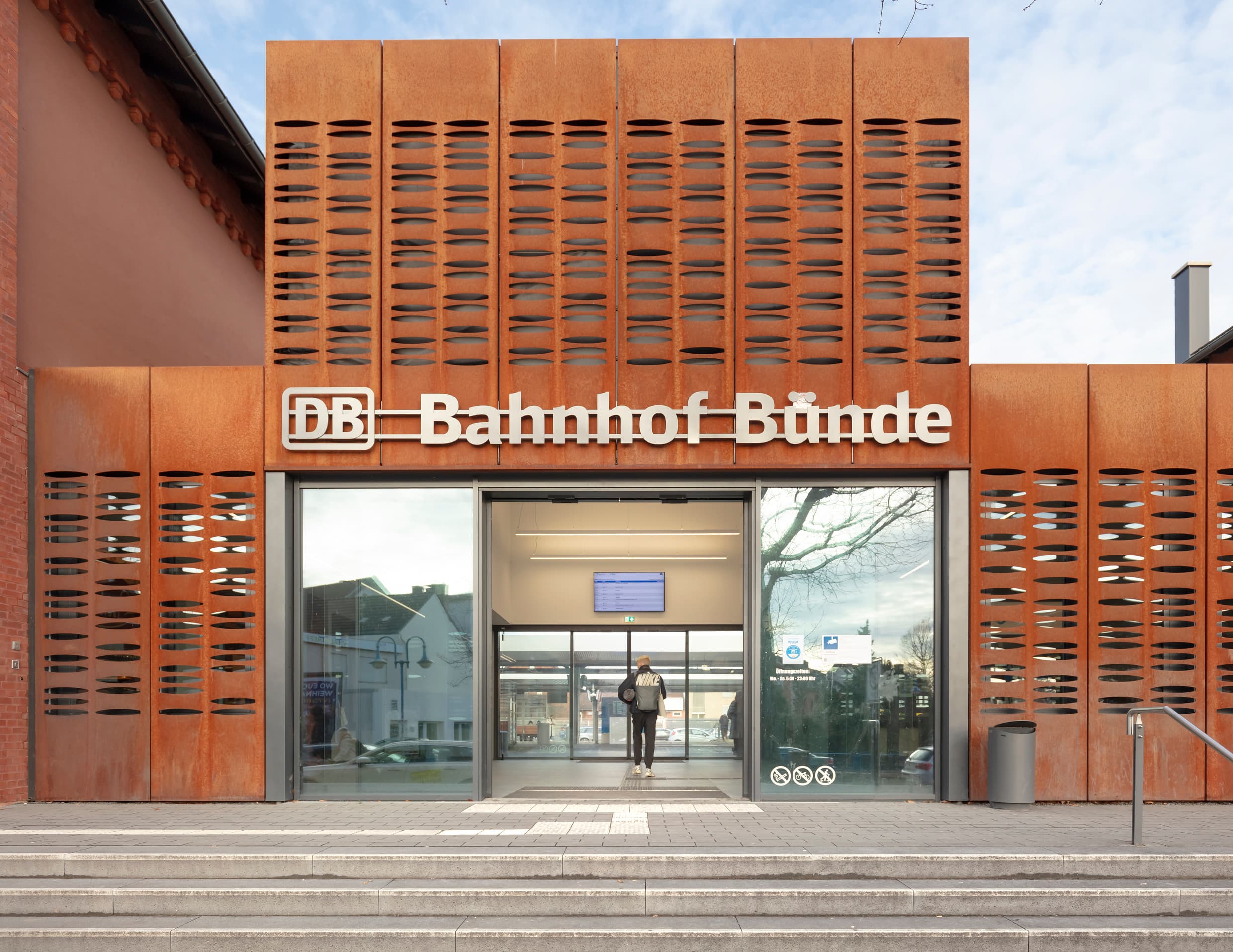 Neuer Schriftzug auf dem Bahnhofsgebäude
