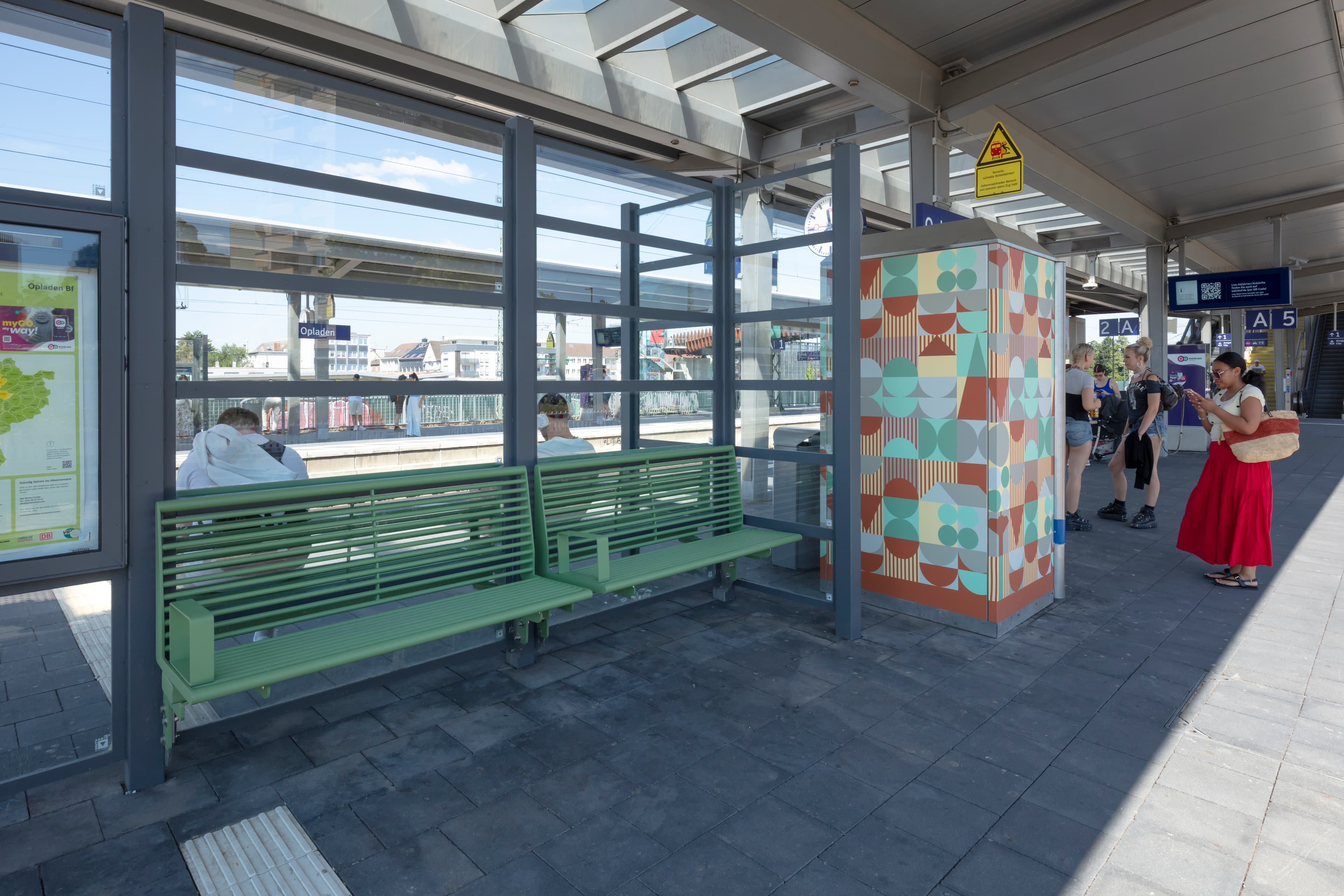 Snackautomaten am Bahnsteig im neuen Design.