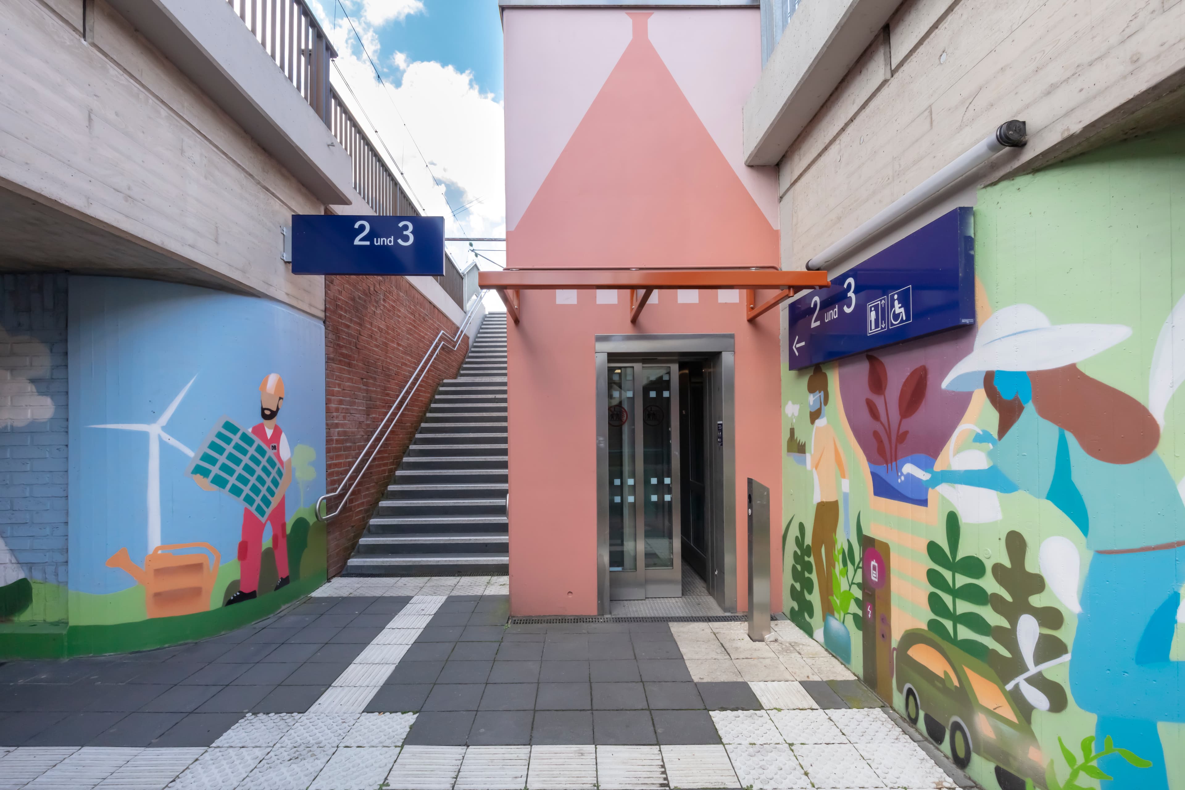 In frischem Glanz der Zugang zum Aufzug.