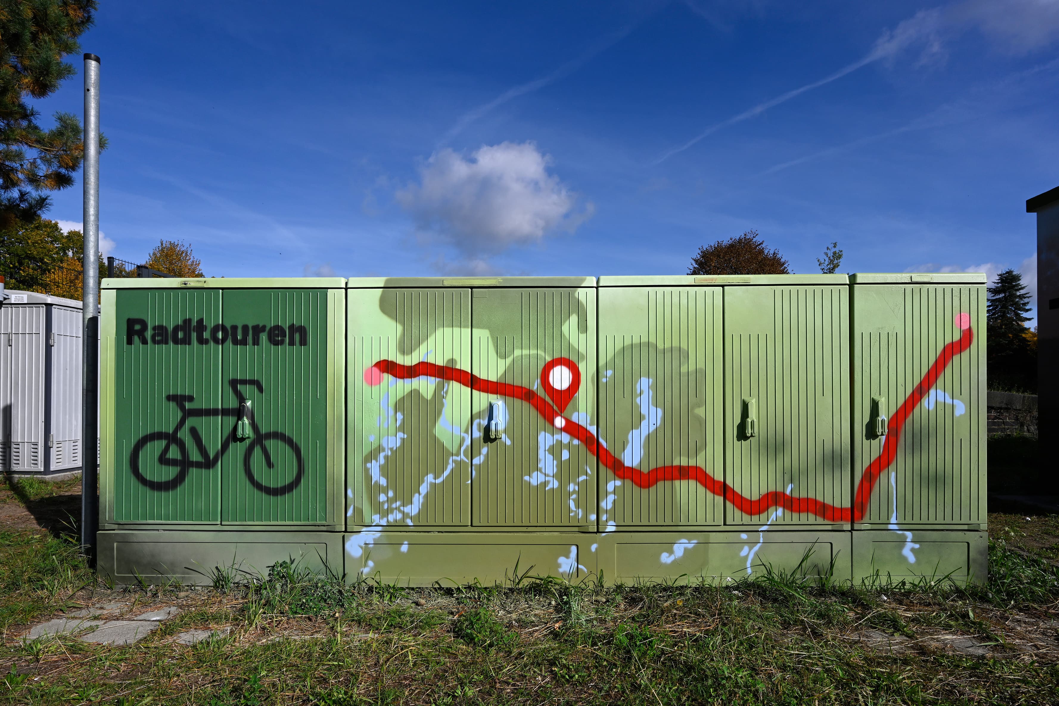 Trafokästen mit regionaler Bemalung.