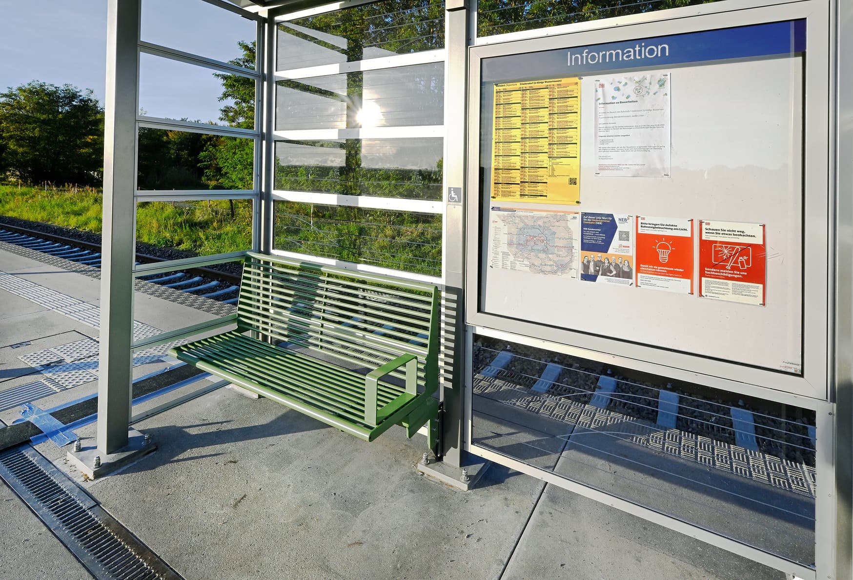 Wetterschutzhäuschen mit Sitzbank und Informationstafel.