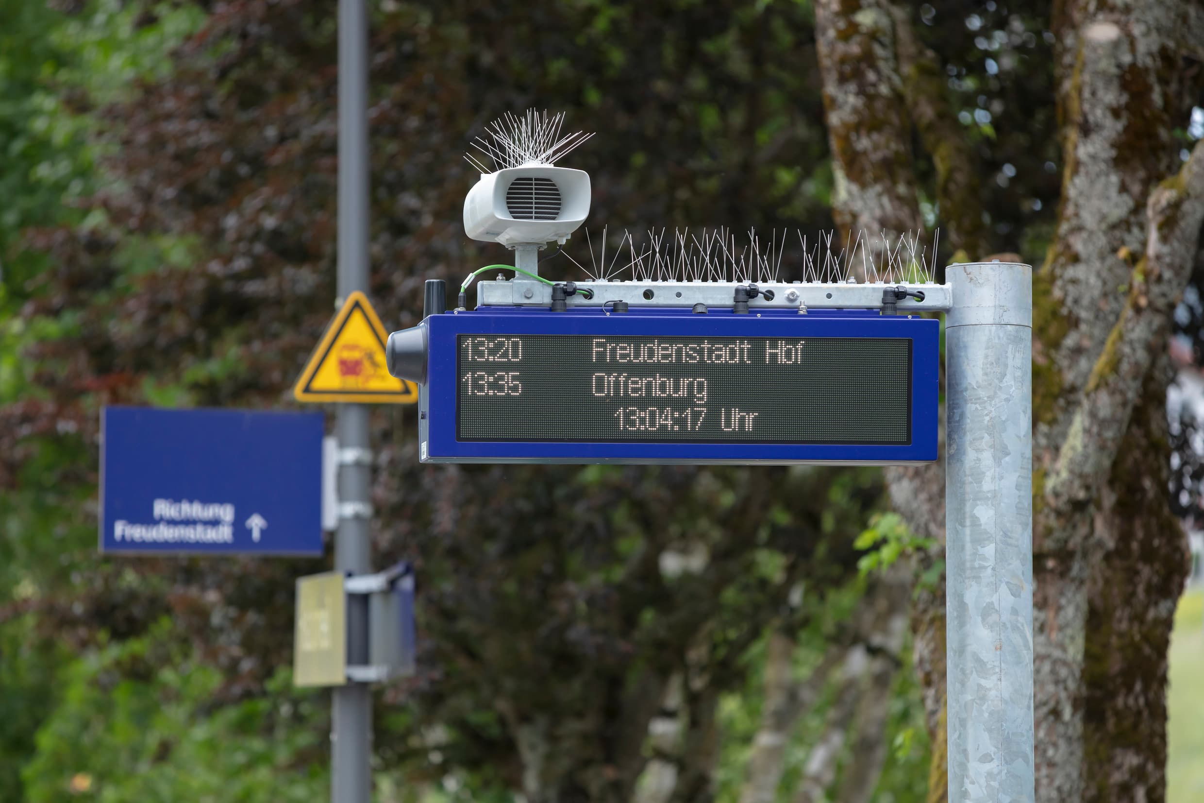 Dynamischer Schriftanzeiger am Bahnhof Halbmeil