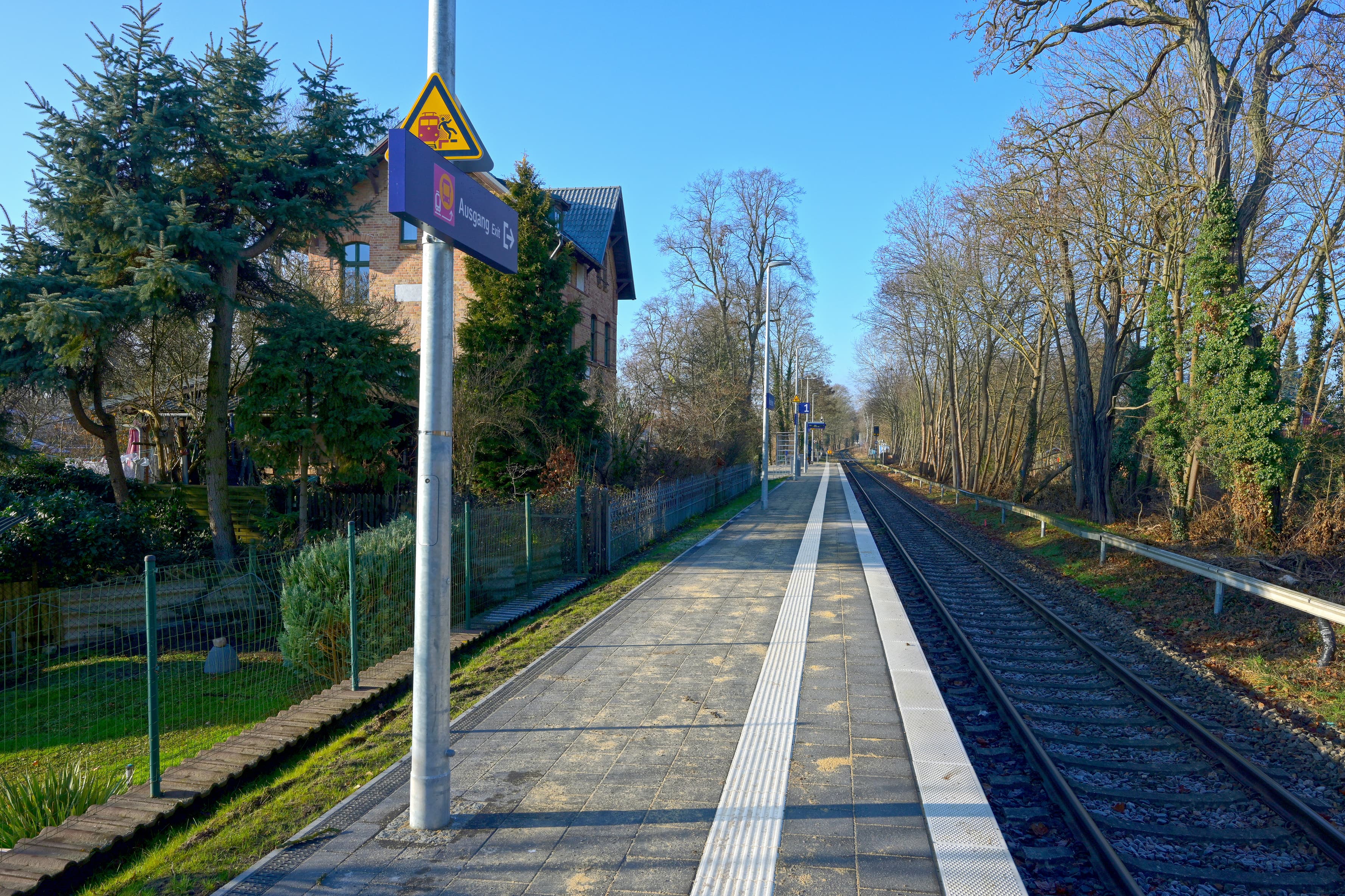 Ein Bahnsteig, rechts Gleise. 