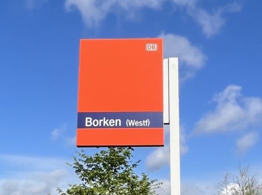 Blick auf die alte Bahnhofsfahne. 