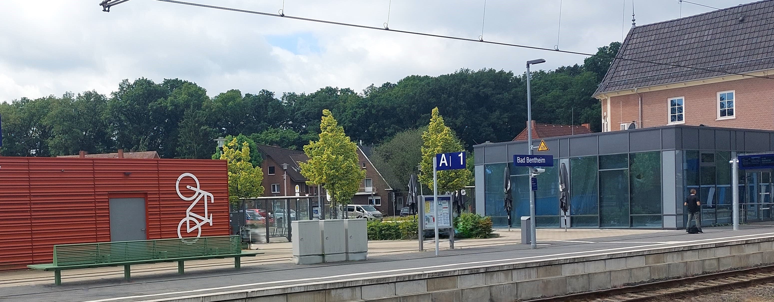 Im Blick der Bahnsteig mit Fahrradparkhaus und neuer langer Sitzbank.