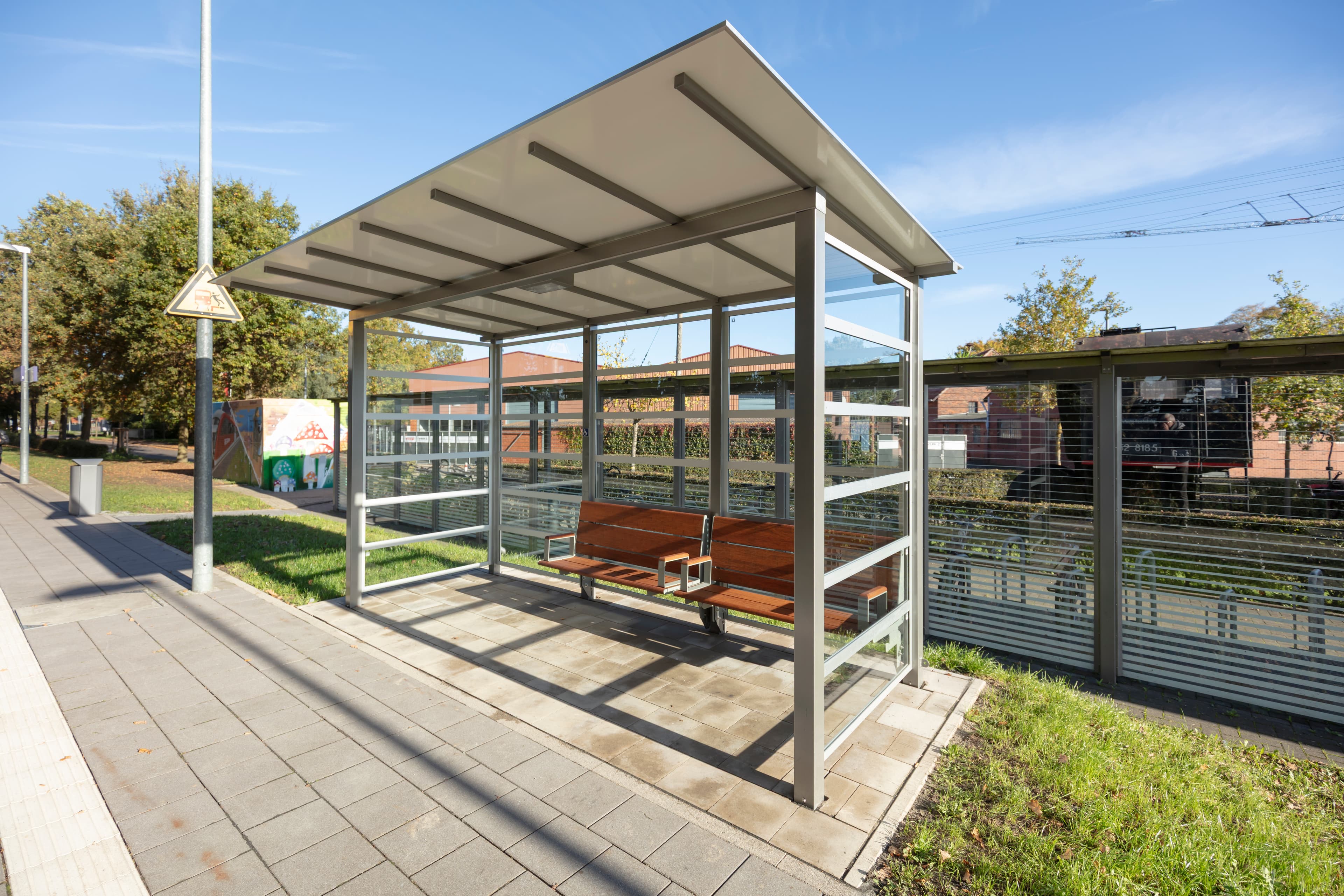 Durch den neuen offenen und zugleich lichtdurchlässigen Wetterschutz sollen sich die Gäste sicher und wohl fühlen. Die neuen Sitzmöglichkeiten unter dem Wetterschutz bieten den Reisenden zudem mehr Sitzkomfort.