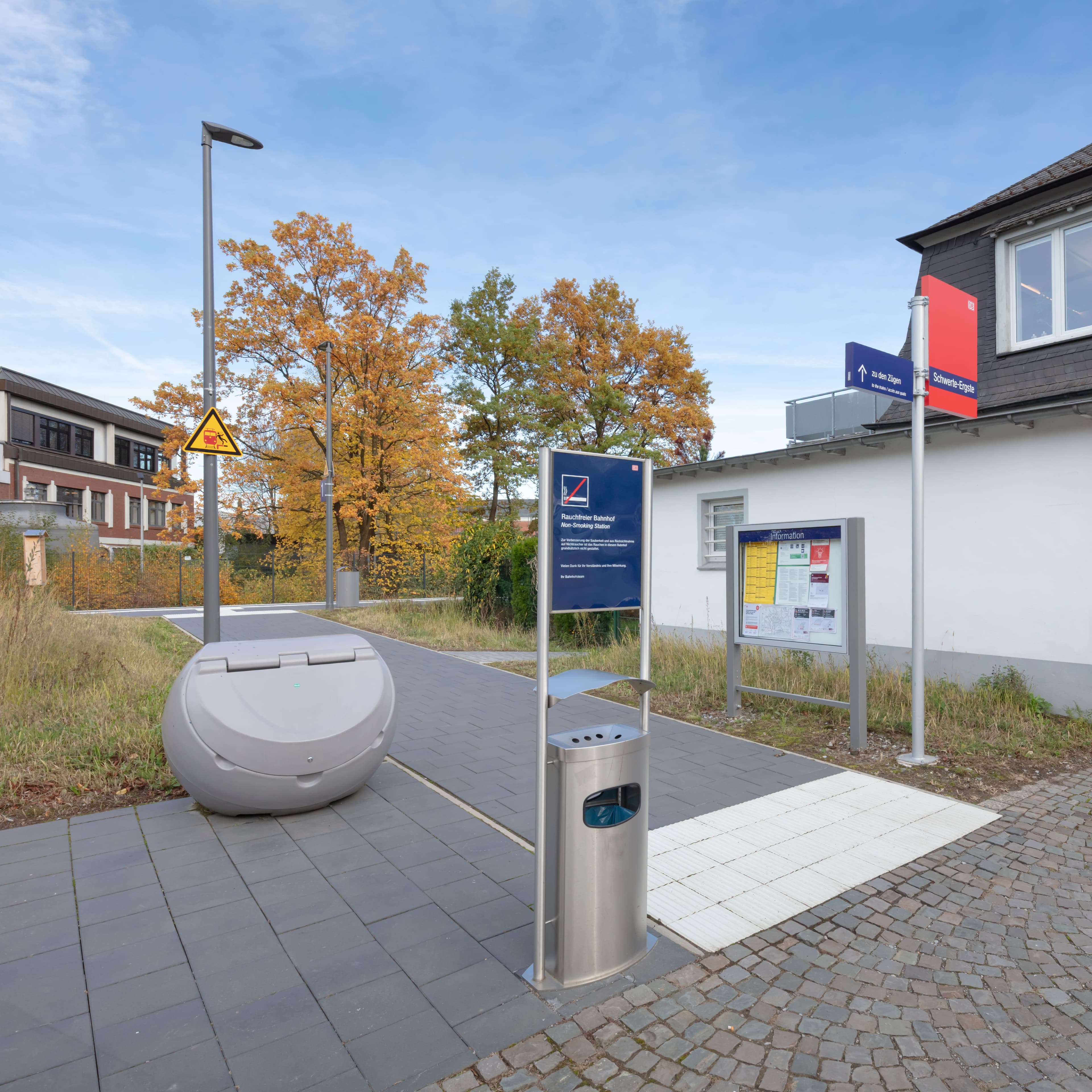 Neben den Hinweisschildern über den Mülleimer wurde eine zusätzliche Vitrine errichtet.