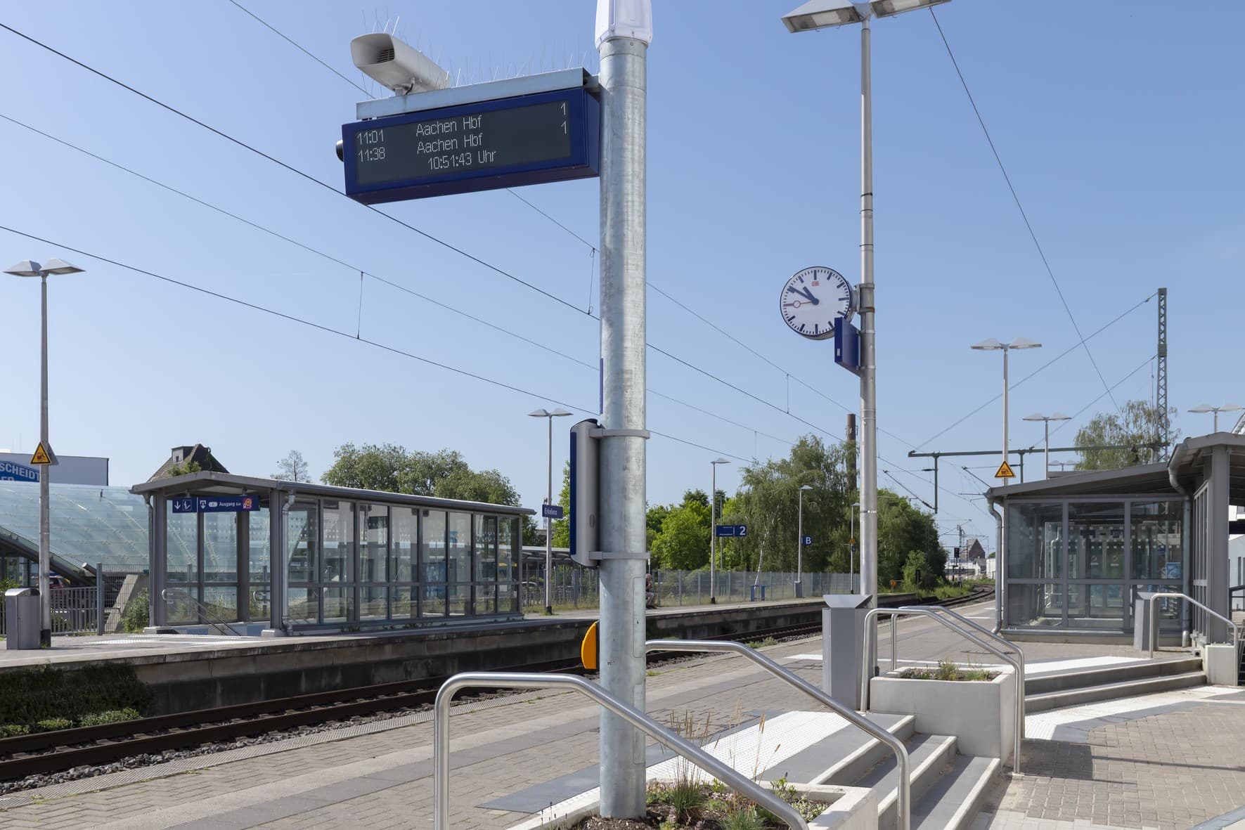 Neu gestalteter Bahnsteigzugang und zweizeilige dynamische Schriftenanzeiger.