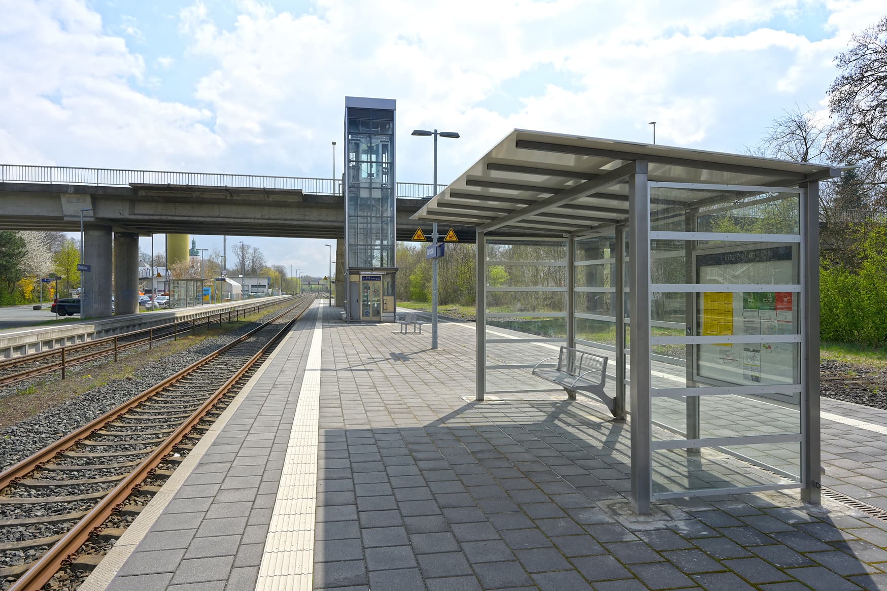 Der Bahnsteig mit taktilem Blindenleitsystem und Wetterschutzhäuschen.