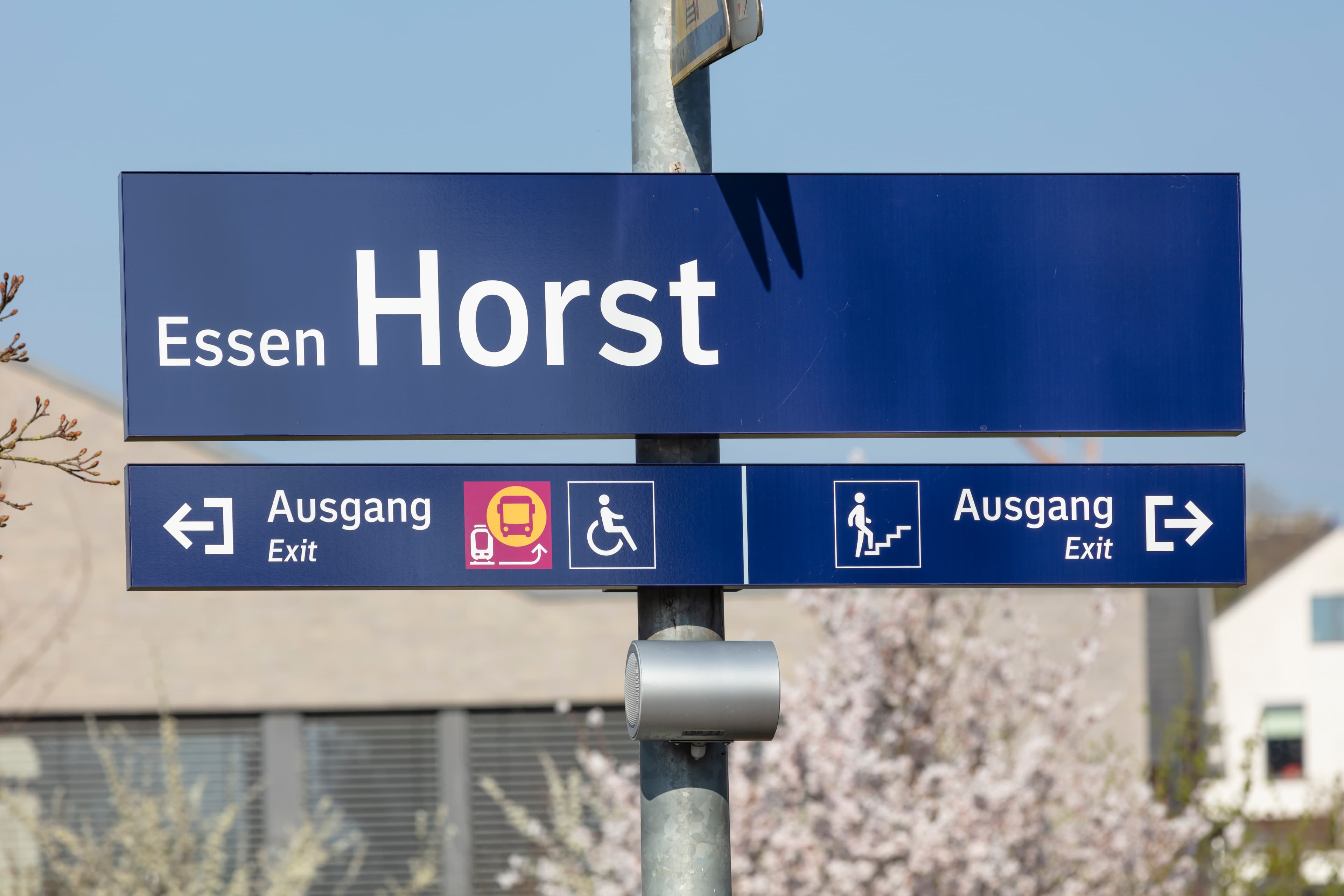 Blue Beschilderung mit weißer Schrift.