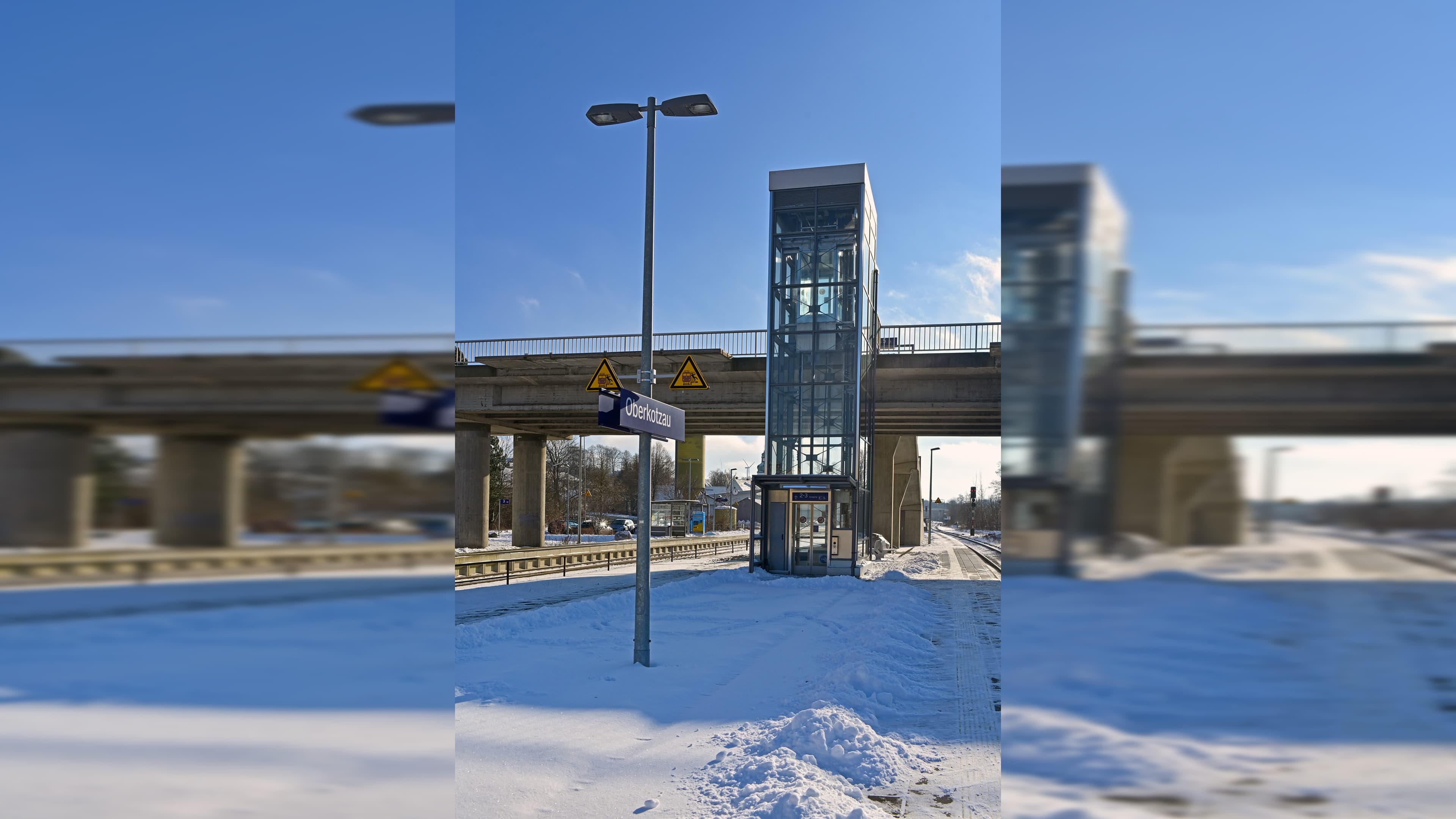 Neuer Bahnsteig mit Aufzug im Hintergrund.