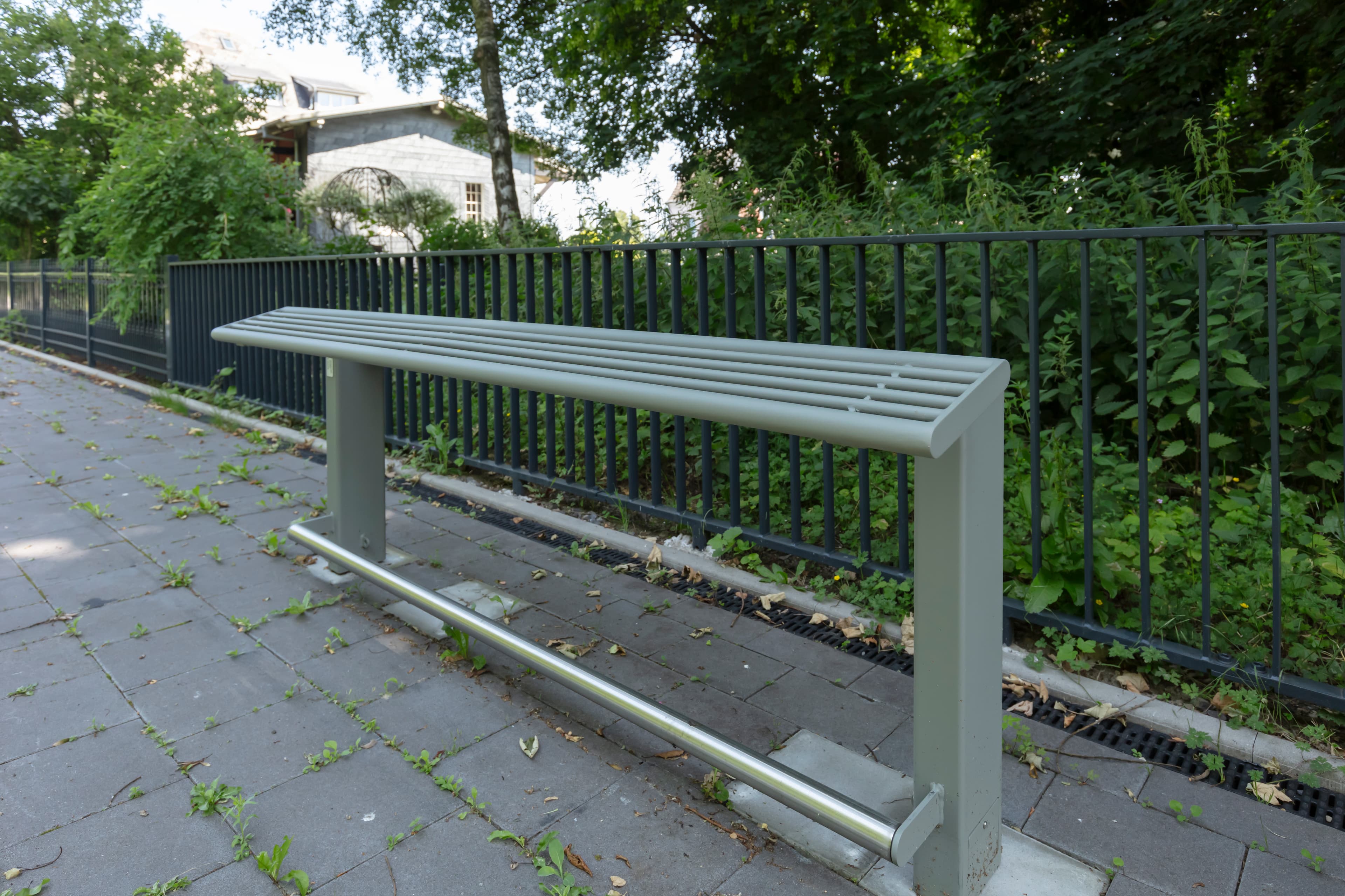 Auch die Anlehnmöglichkeiten im gleichen Farbton Betongrau sind ein echter Hingucker am Zukunftsbahnhof und erleichtern dem Reisenden das Warten auf den nächsten Zug.