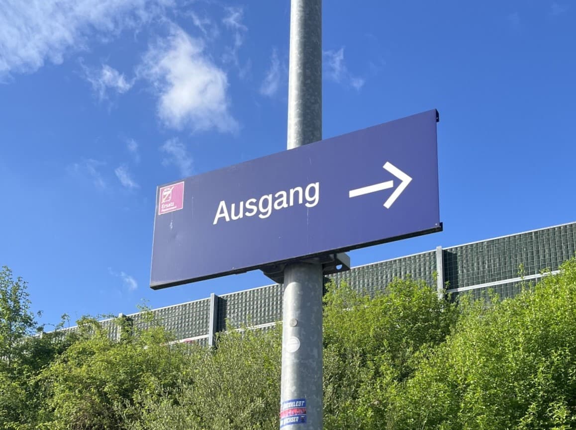 Eines der Schilder zur Wegeleitung mit dem Hinweis des Schienenersatzverkehrs im alten Design.