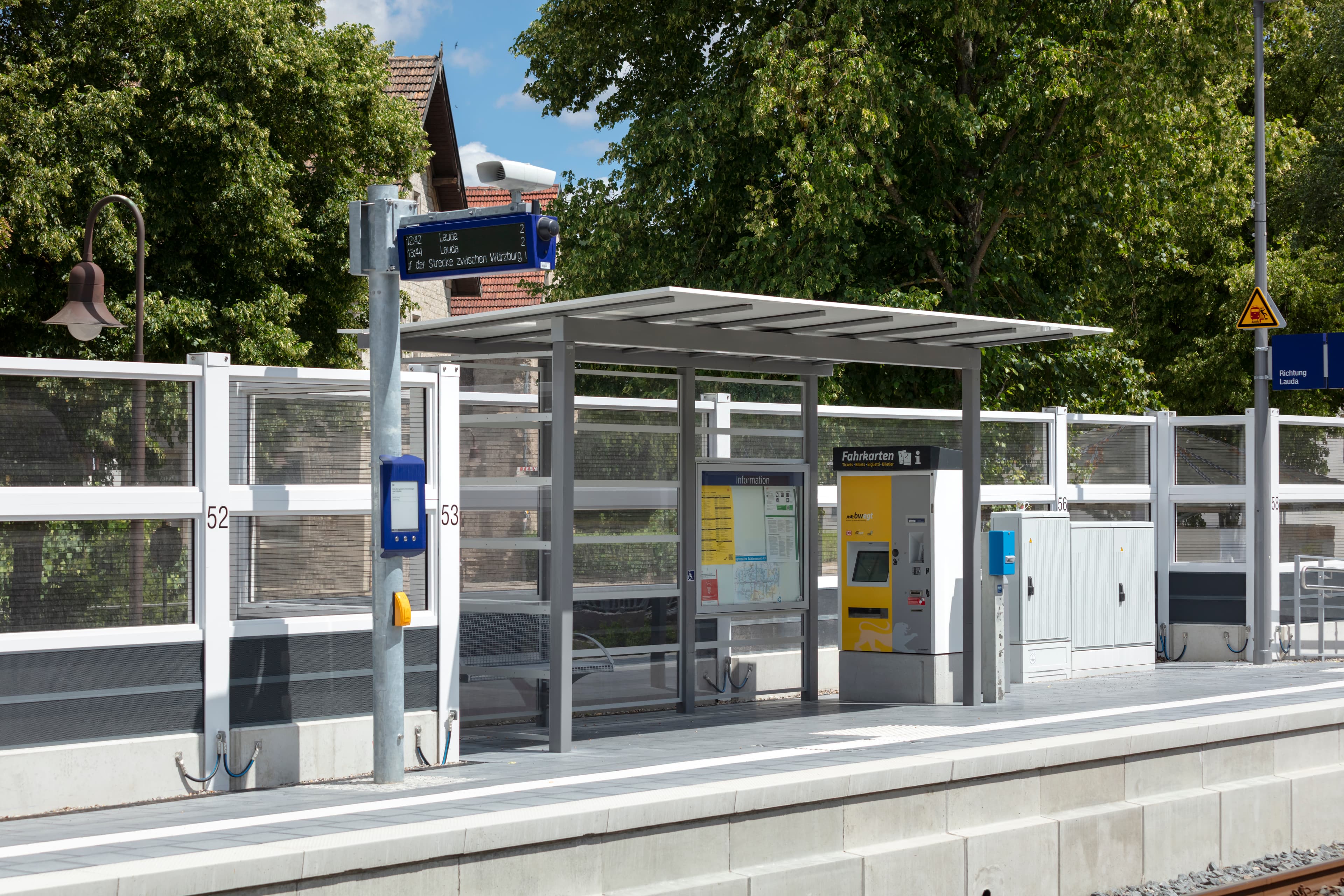 Transparentes Wetterschutzhaus am Bahnsteig