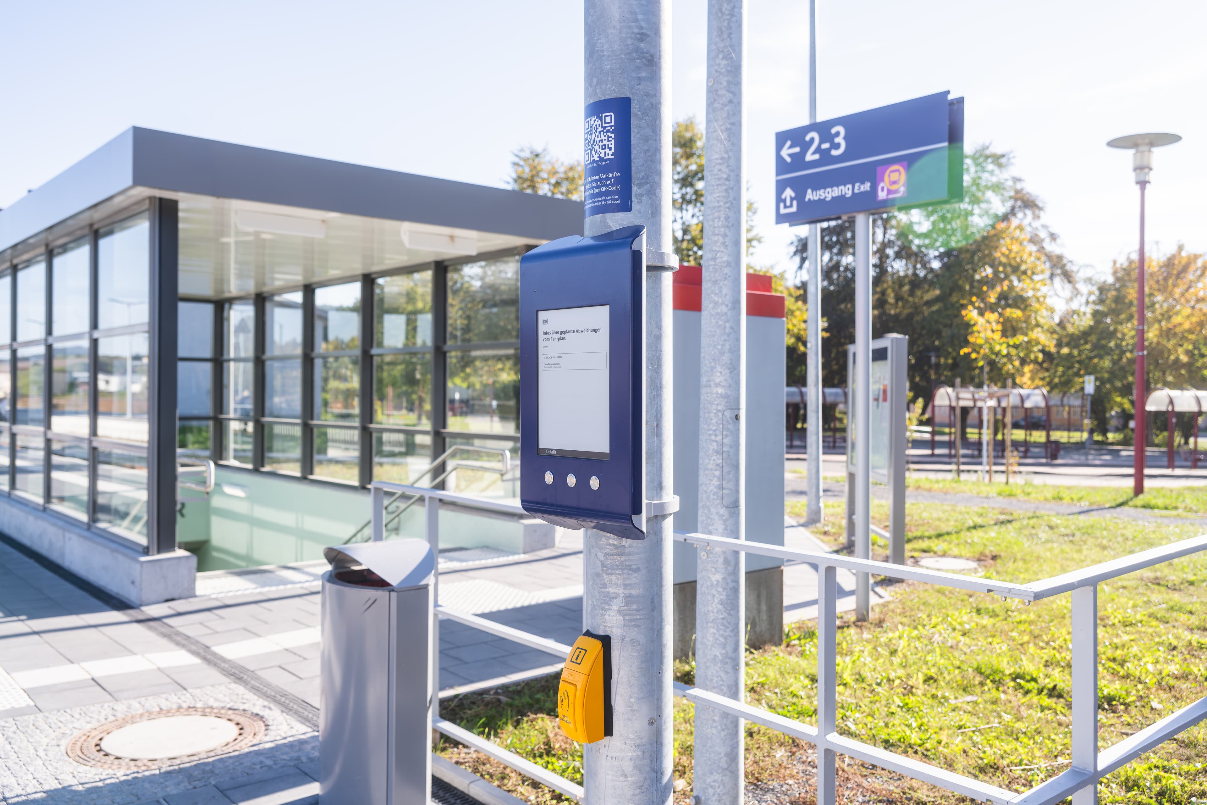 Der Digitale Aushang Baukommunikation mit gelber Taste, der das Vorlesen von Fahrplanänderungen ermöglicht.