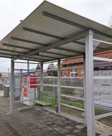 Ein vollverglastes Wartehäuschen mit Bank