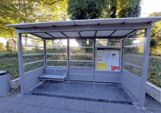 Detailaufnahme eines Wetterschutzhäuschens.